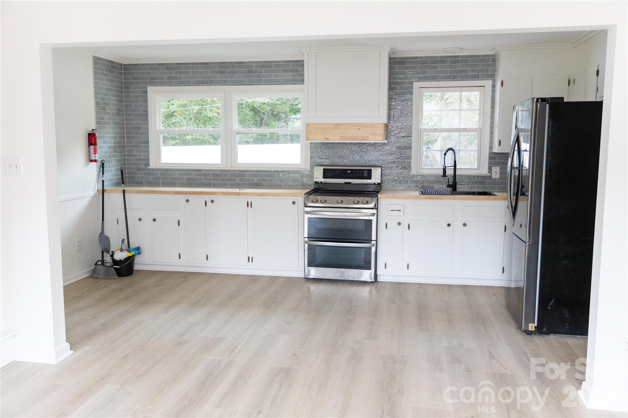 1527 Kingston Drive Property Photo 1