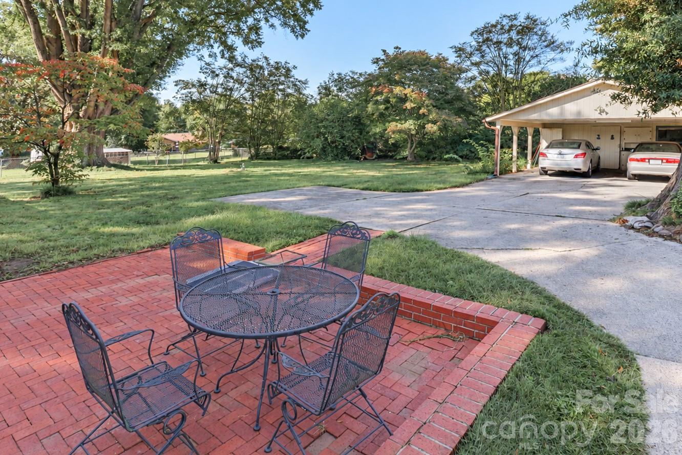 1609 Museum Road Property Photo 5