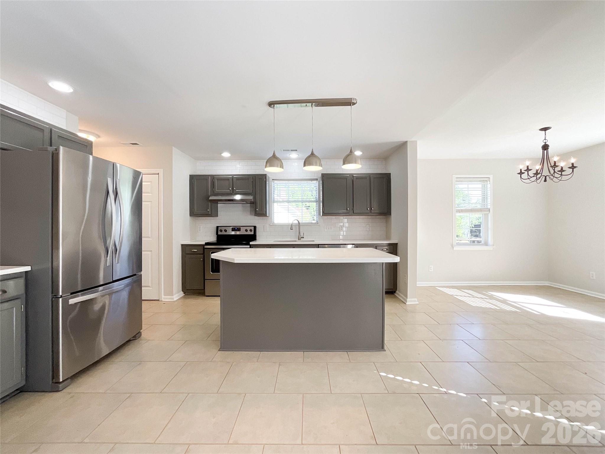 1037 Ridgefield Circle Property Photo 3
