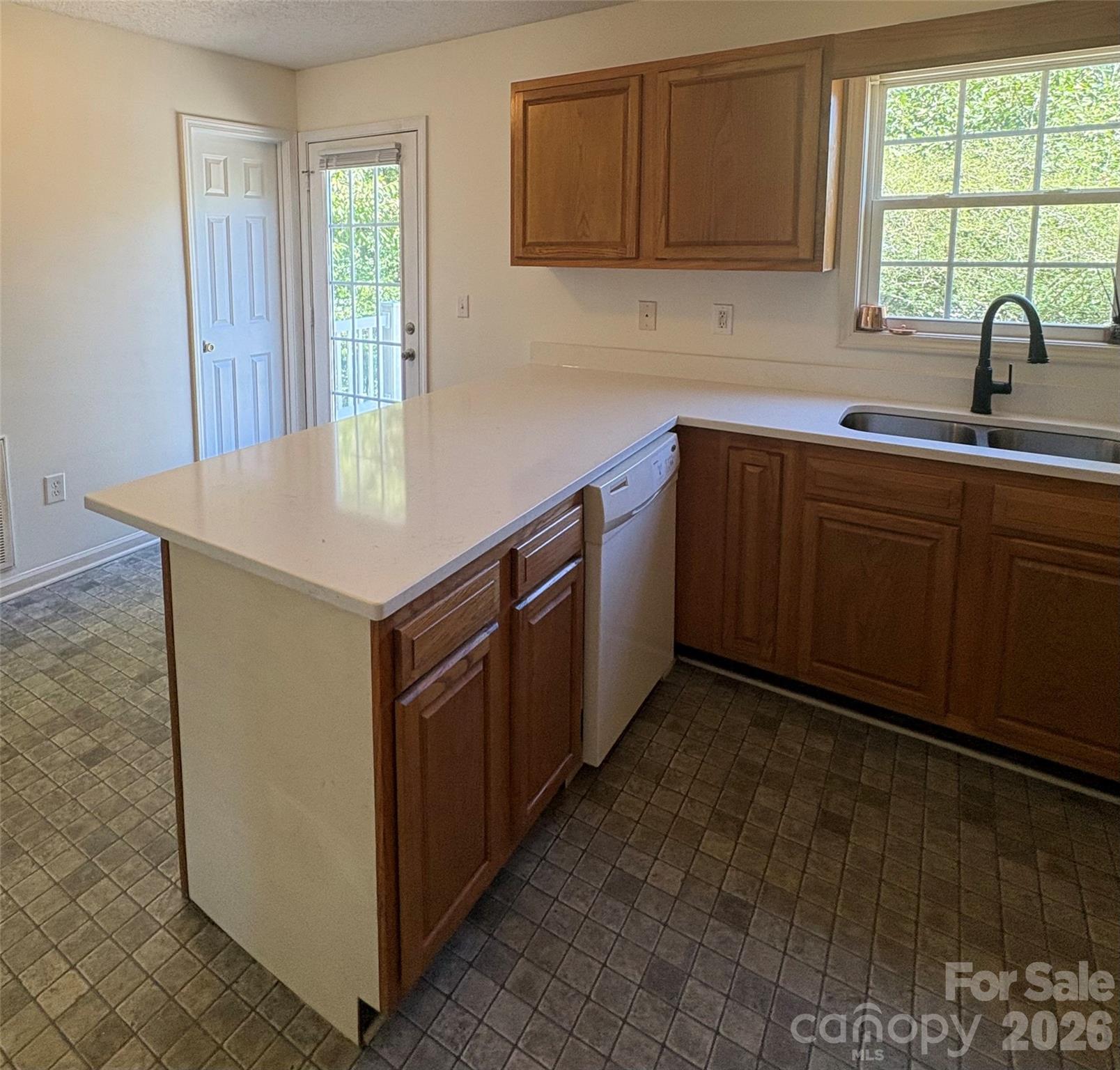 2430 Sylvan Drive Property Photo 4
