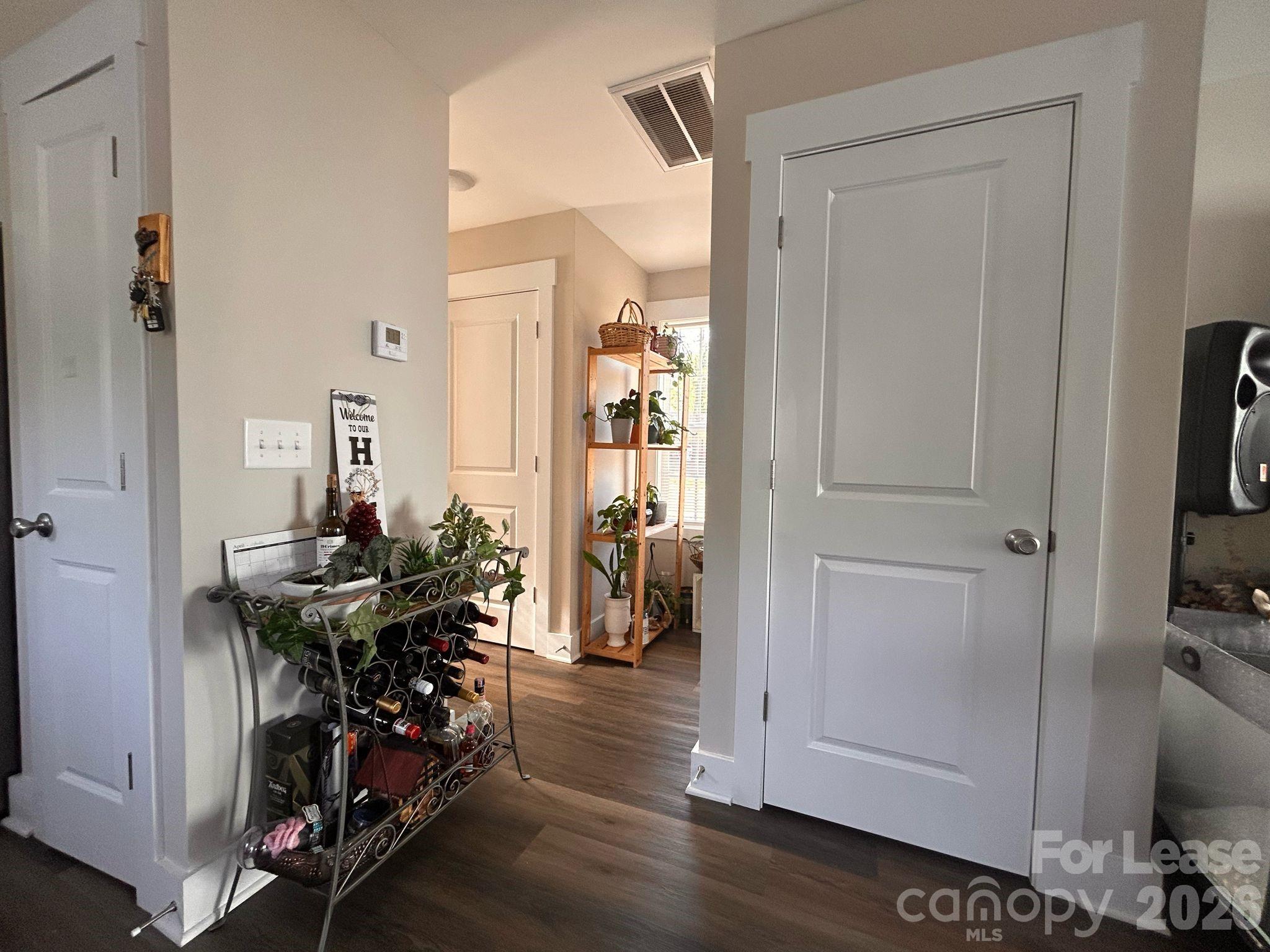 606 E Carpenter Street Property Photo 5