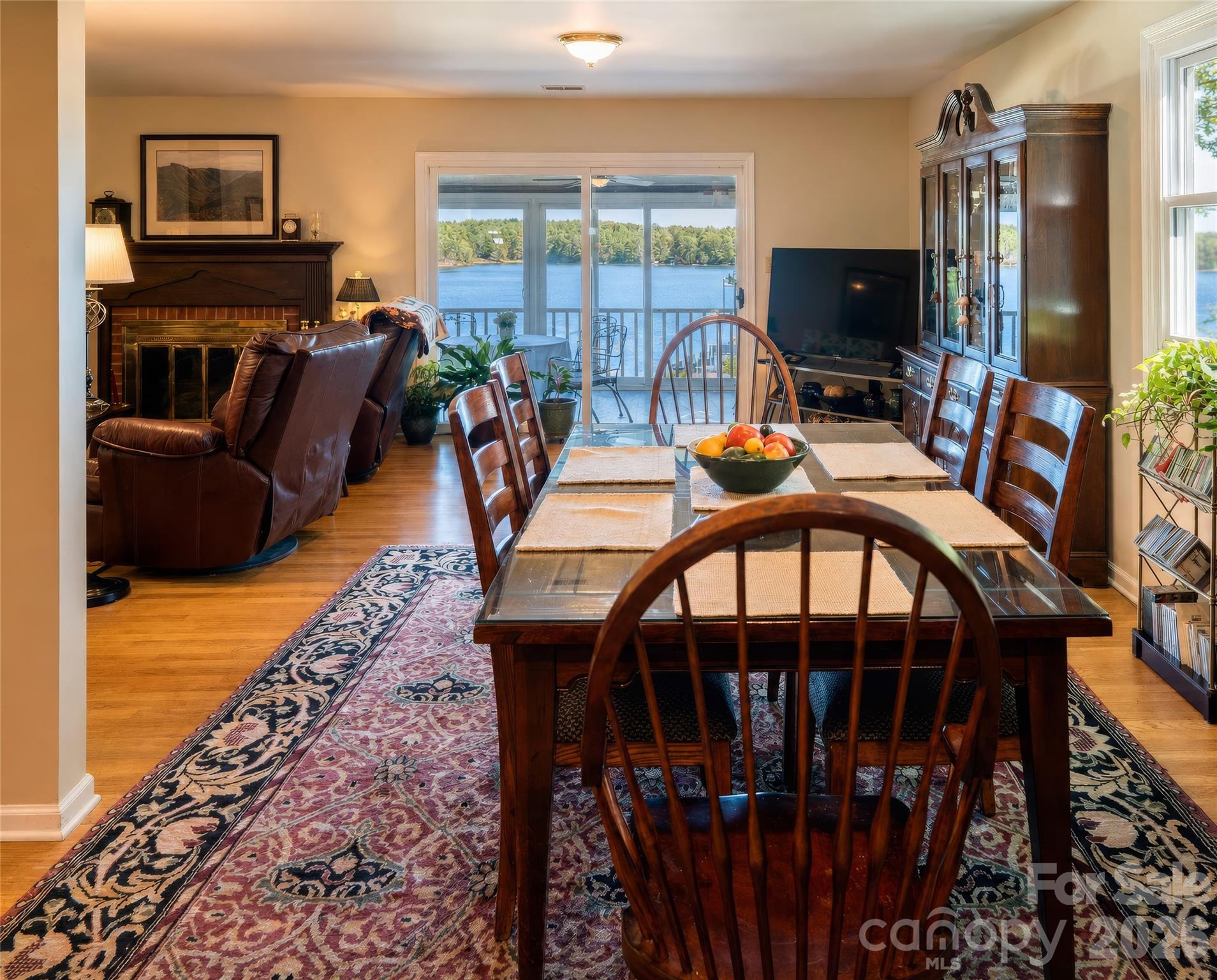 2231 N Point Drive Property Photo 6