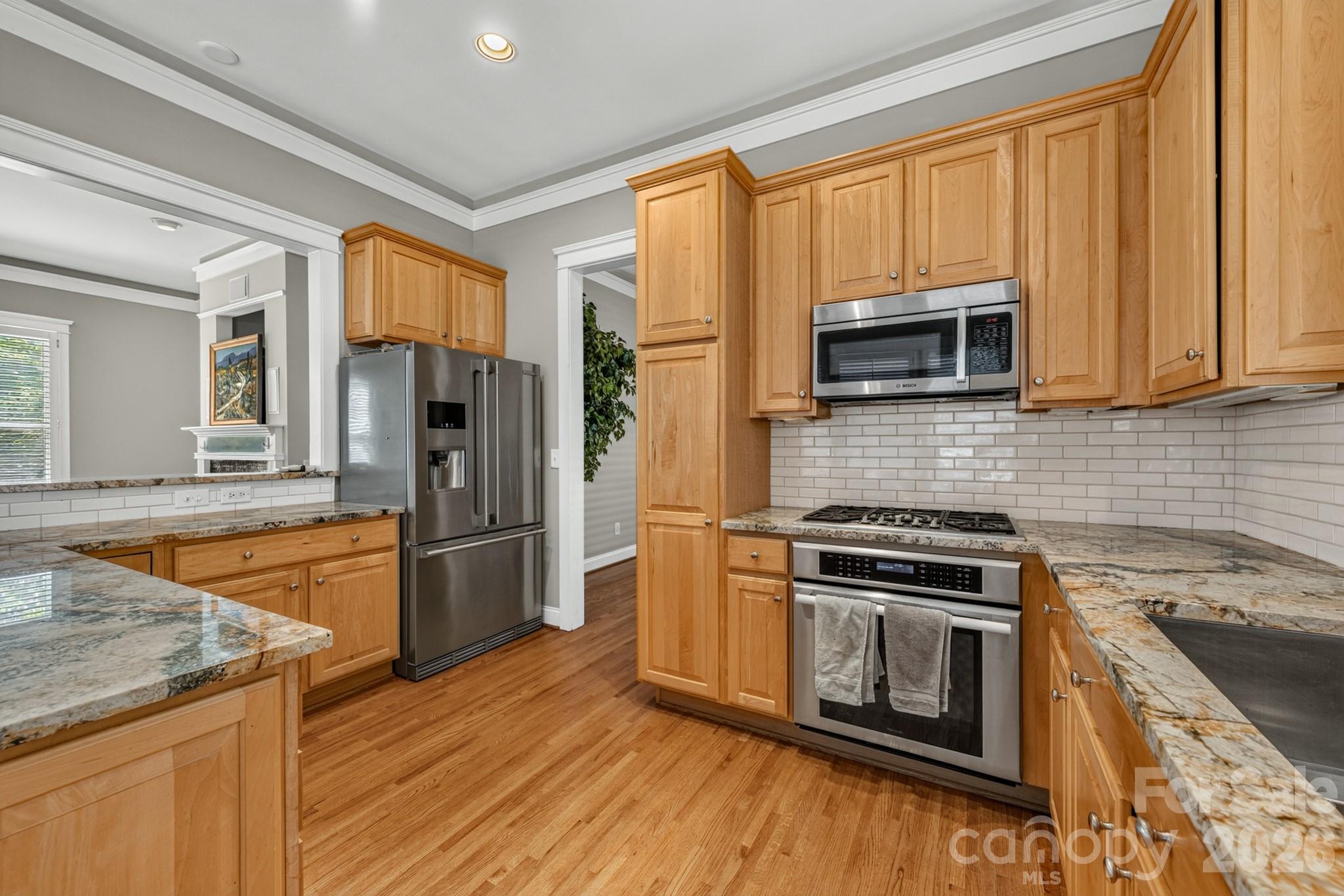 727 E 9th Street Property Photo 5