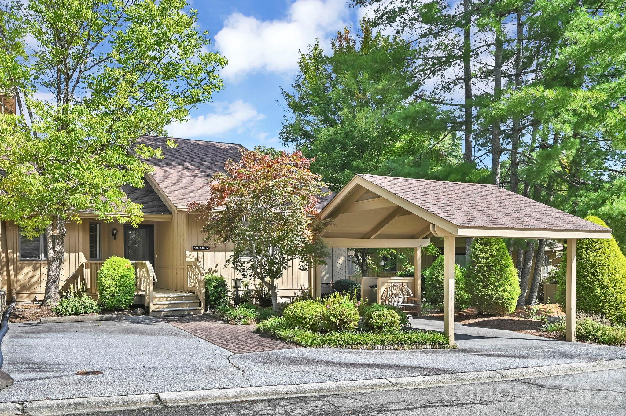 901 Red Oak Drive Property Photo 1