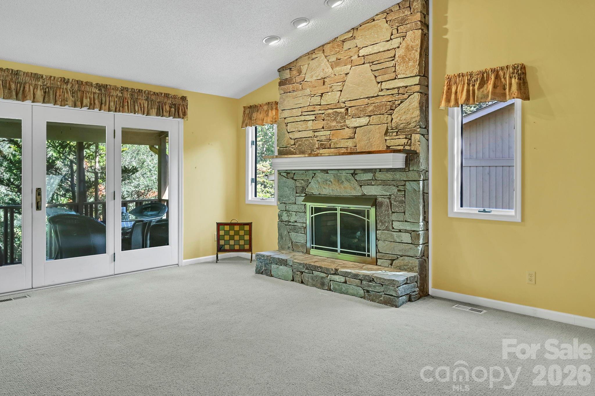 901 Red Oak Drive Property Photo 4