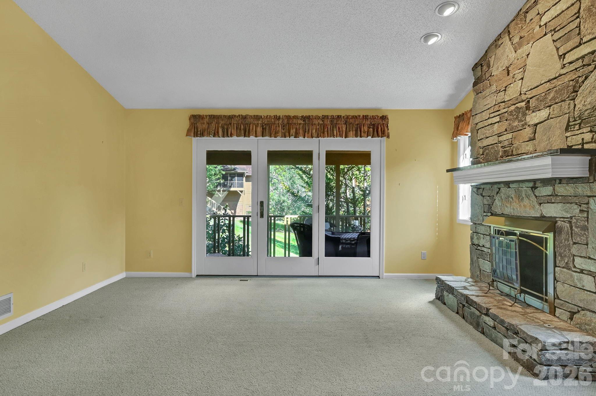 901 Red Oak Drive Property Photo 6