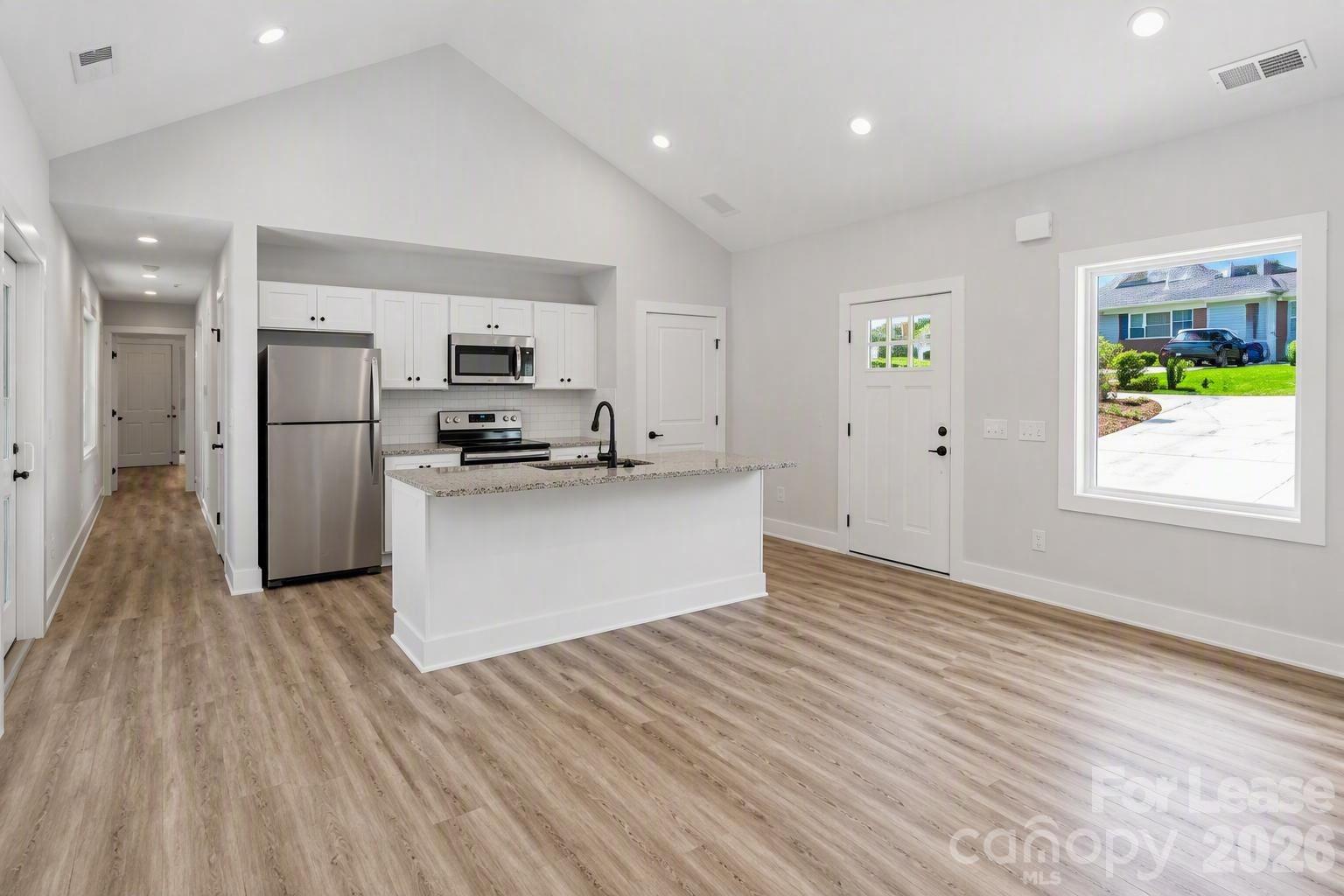 618 E Holly Street Property Photo 3