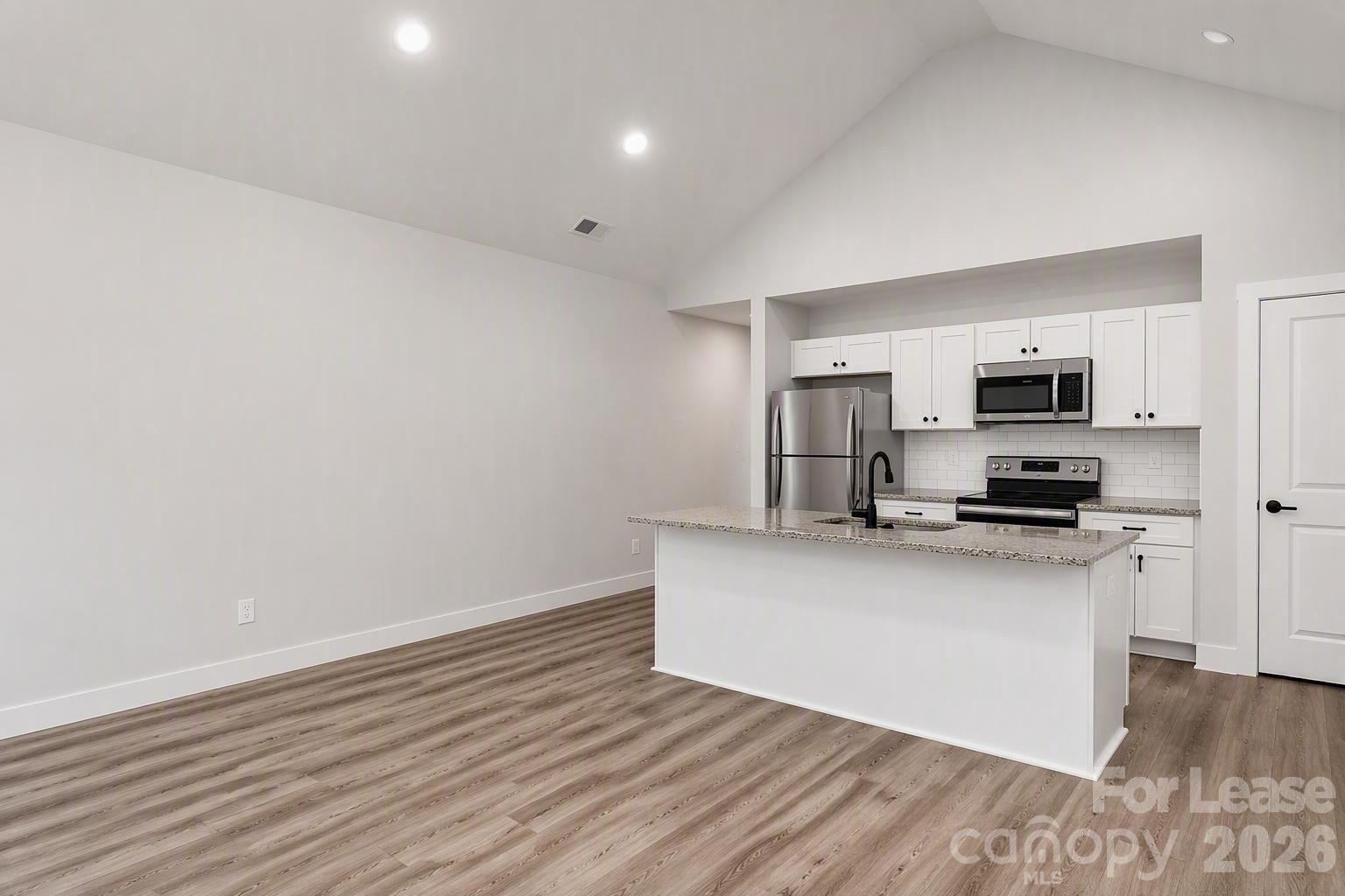 618 E Holly Street Property Photo 4