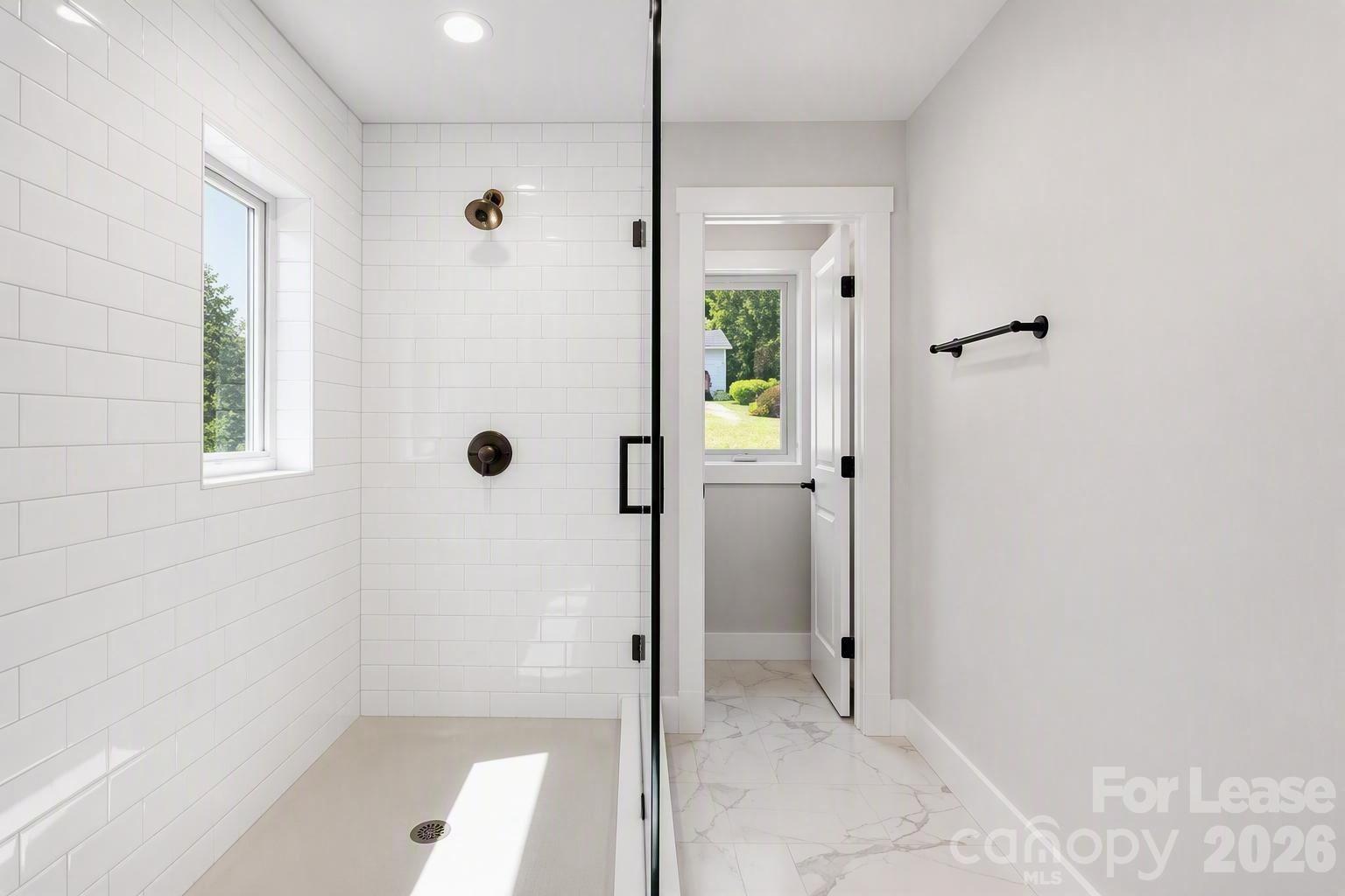 618 E Holly Street Property Photo 5
