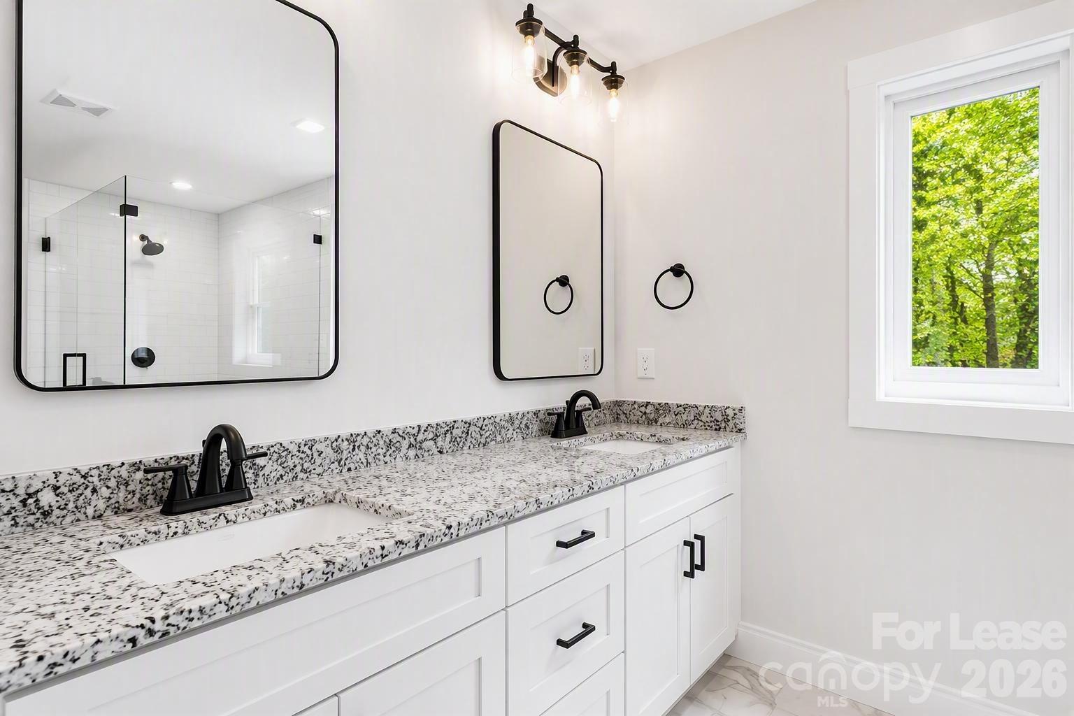 618 E Holly Street Property Photo 6