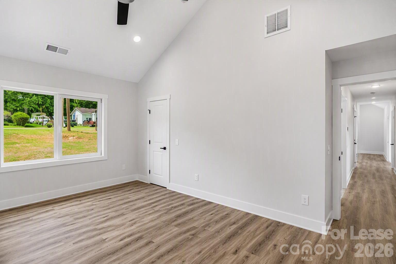 618 E Holly Street Property Photo 7