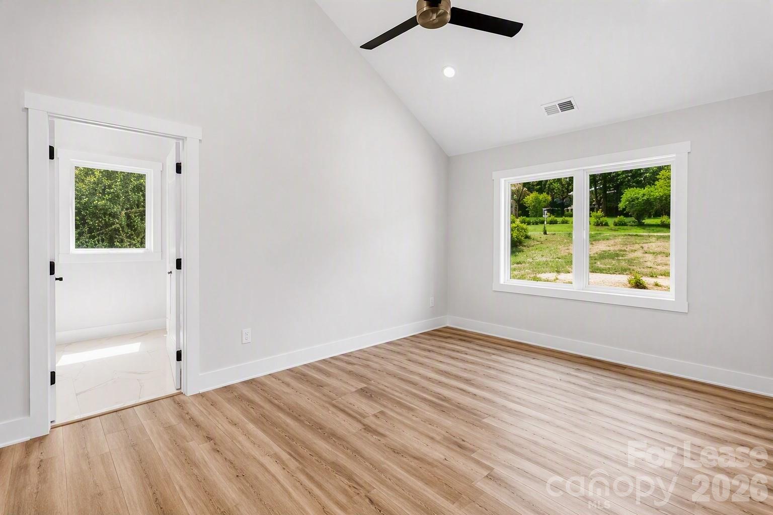 618 E Holly Street Property Photo 9