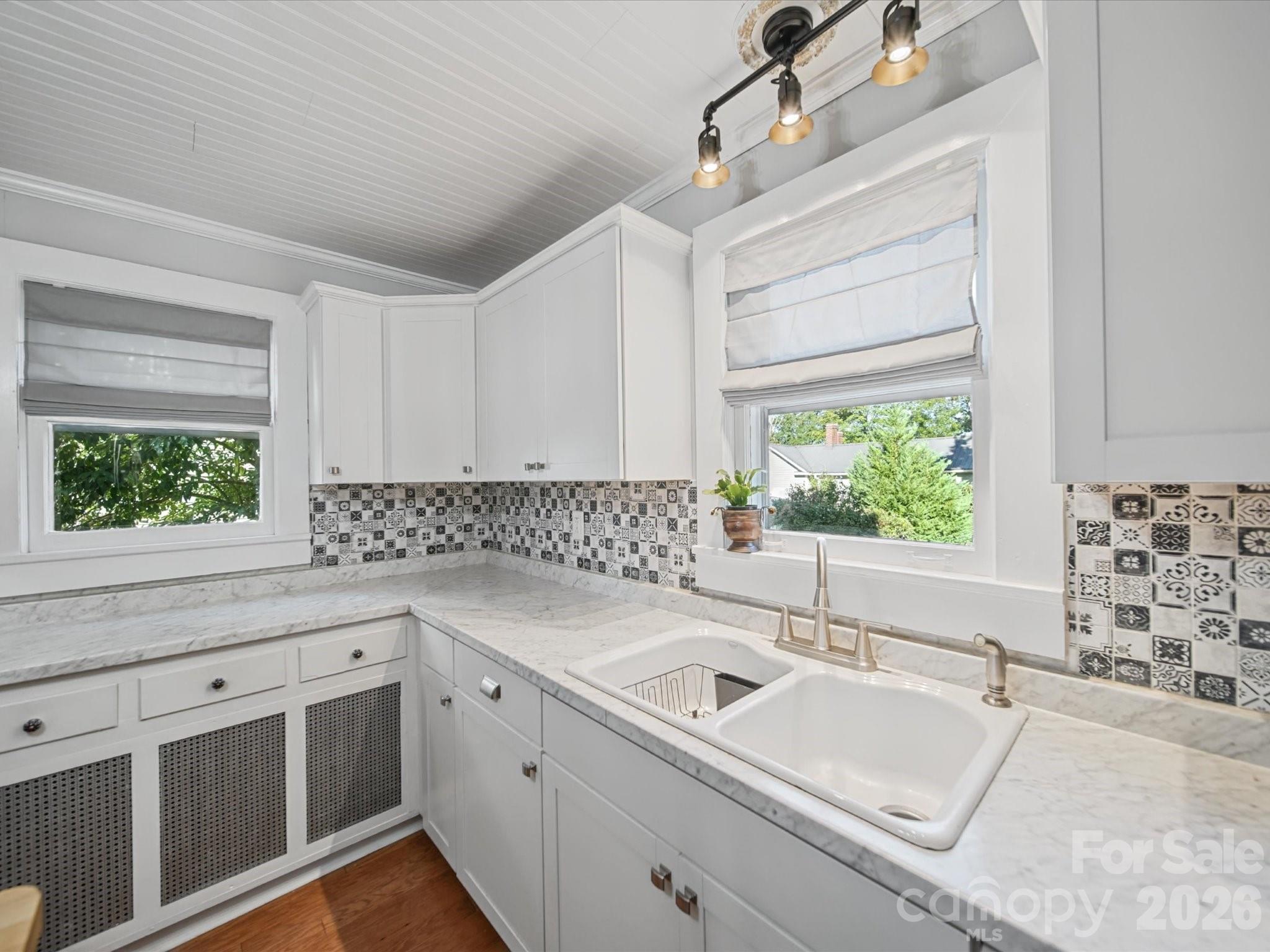 226 S Ellis Street Property Photo 18