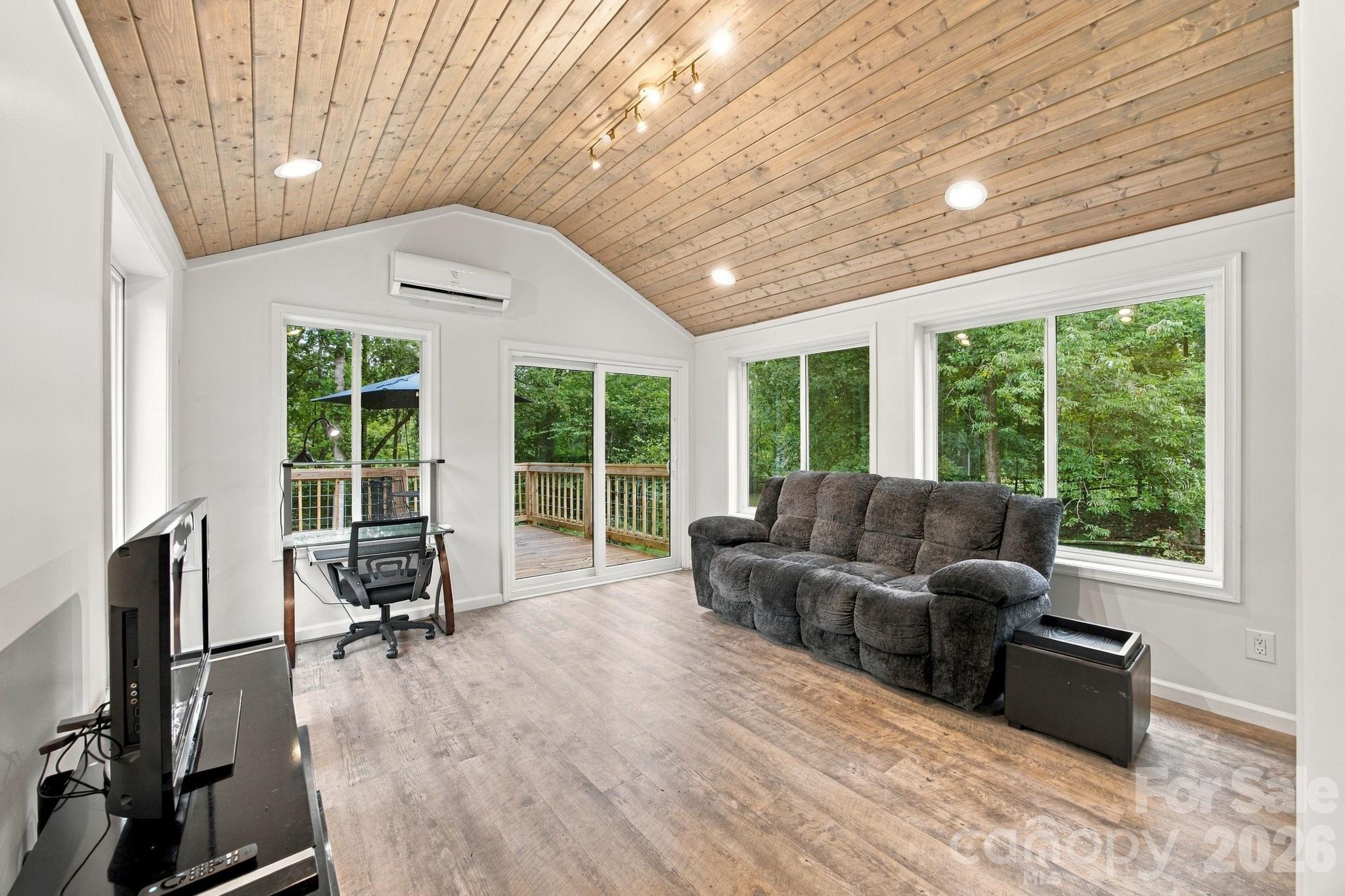 8536 Woodford Bridge Drive Property Photo 16