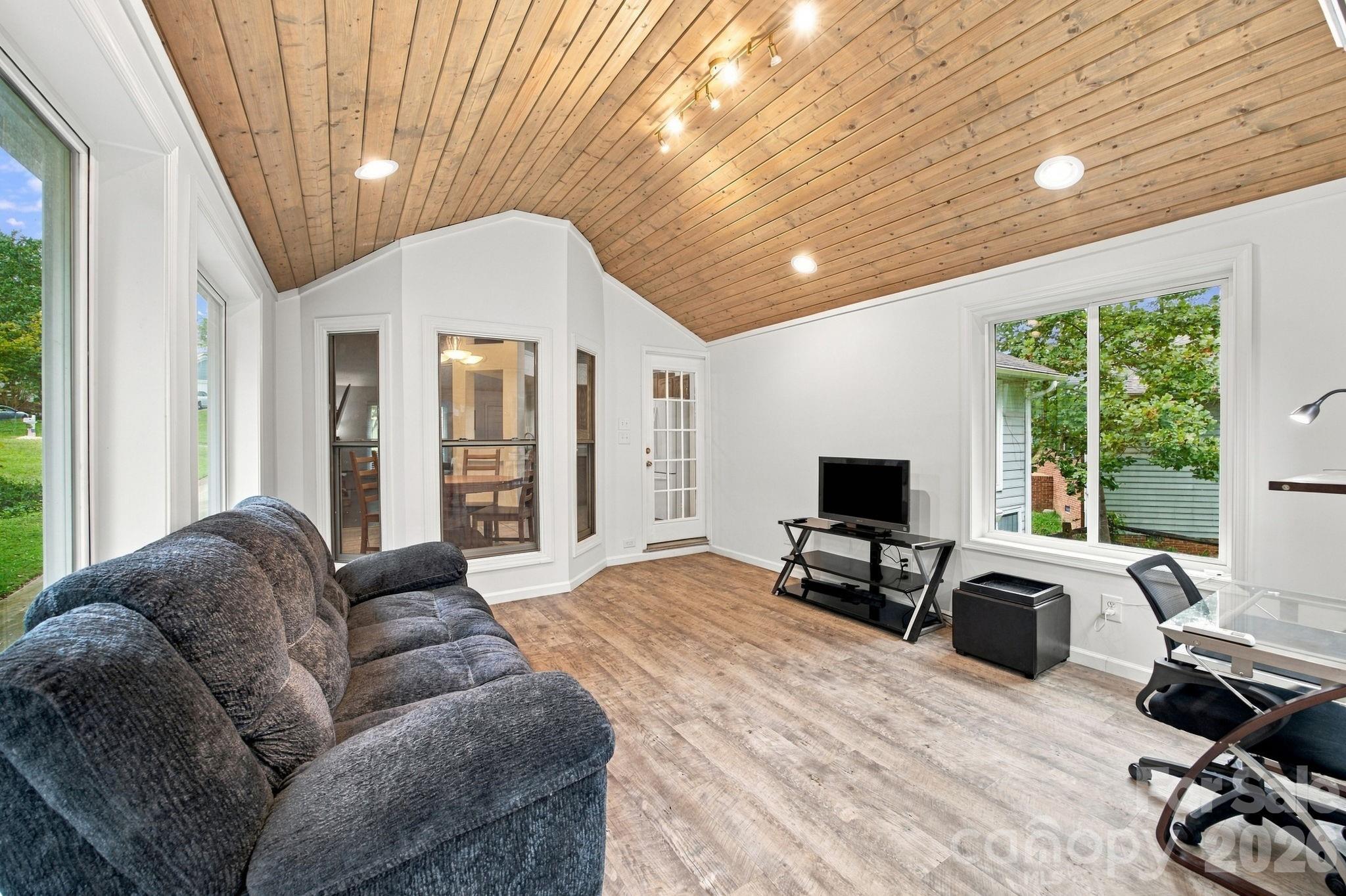 8536 Woodford Bridge Drive Property Photo 17
