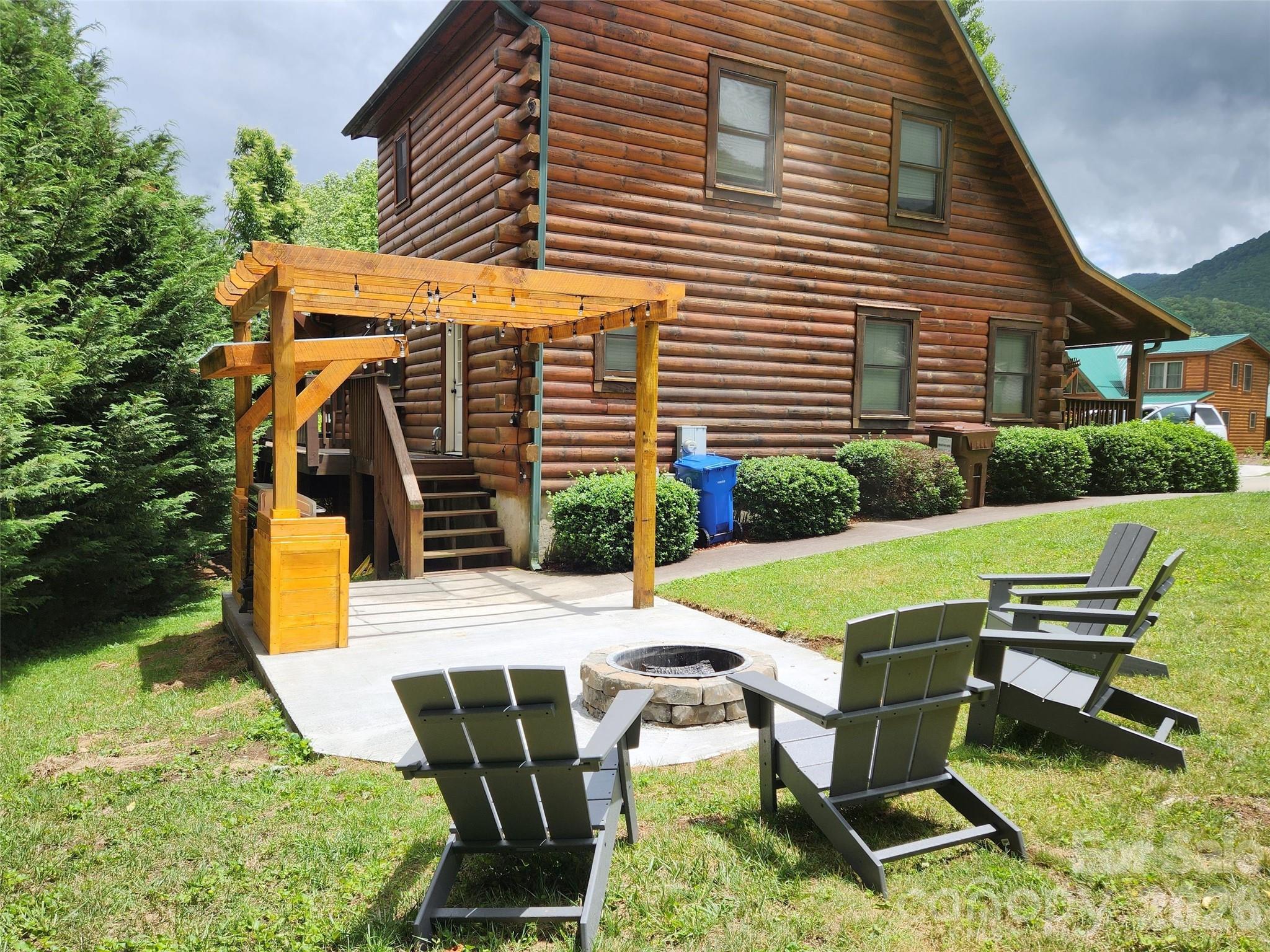 547 Panoramic Loop Property Photo 3