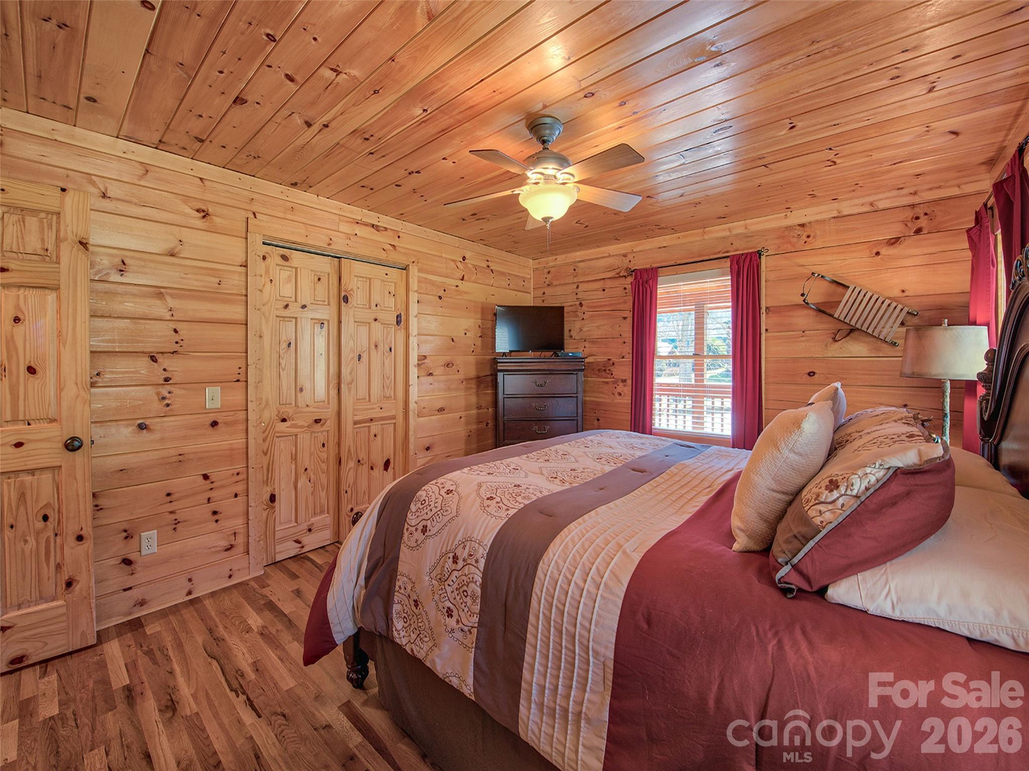 547 Panoramic Loop Property Photo 24