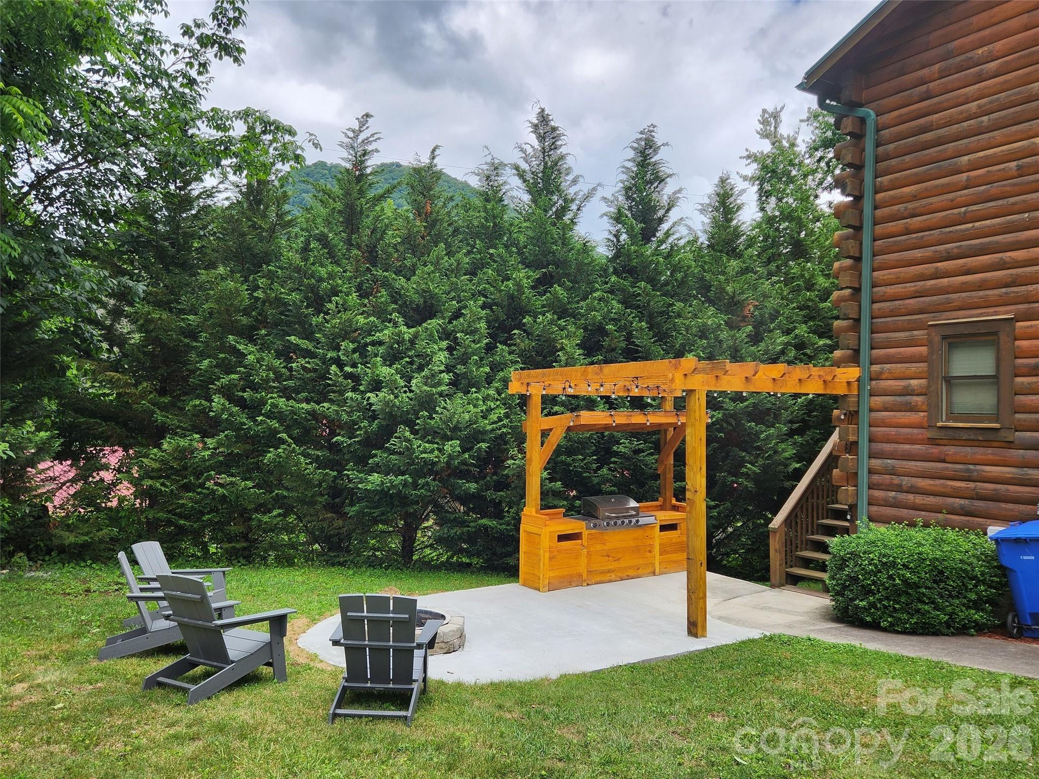 547 Panoramic Loop Property Photo 31