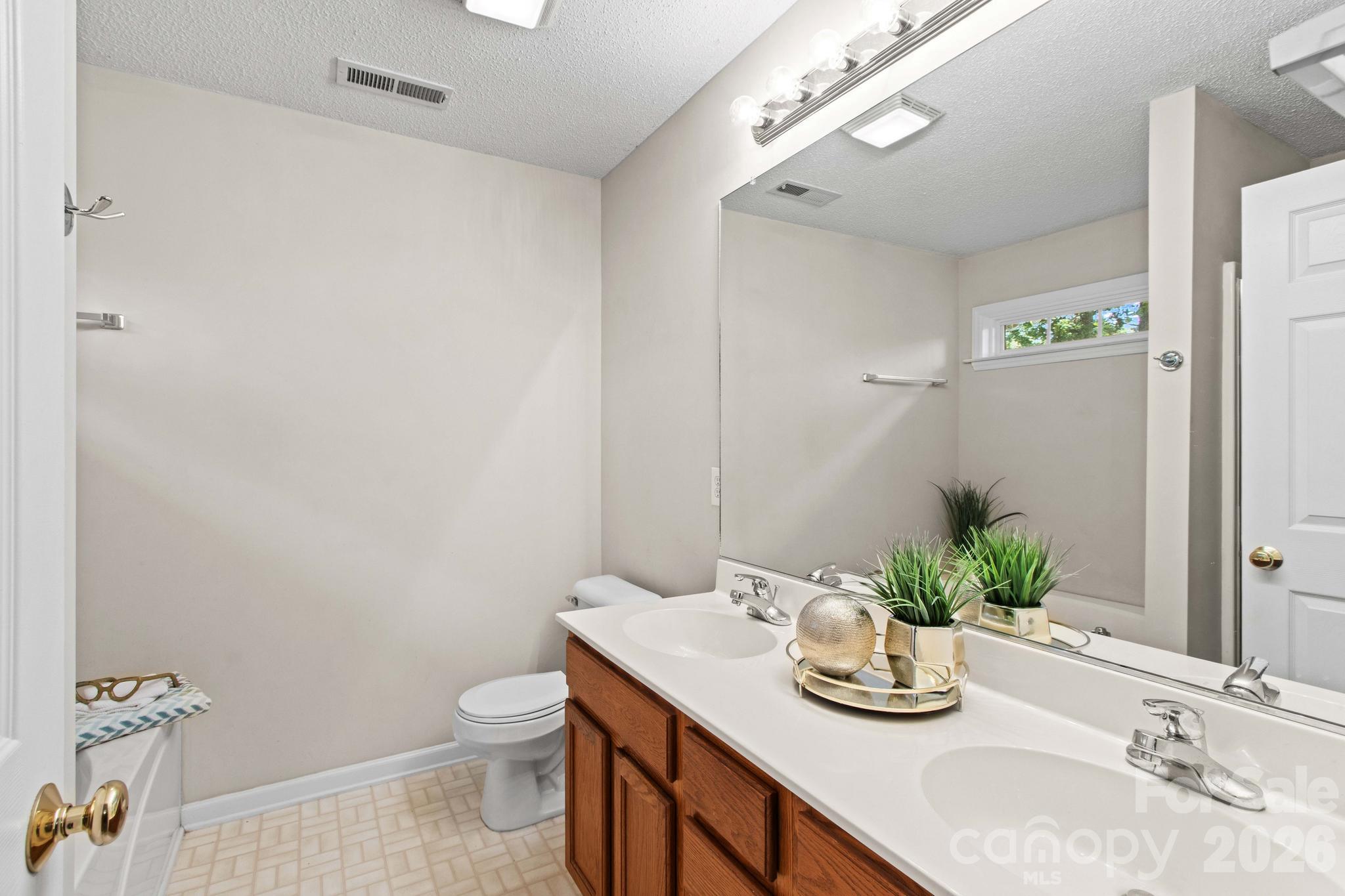 211 W Whispering Pines Lane Property Photo 30
