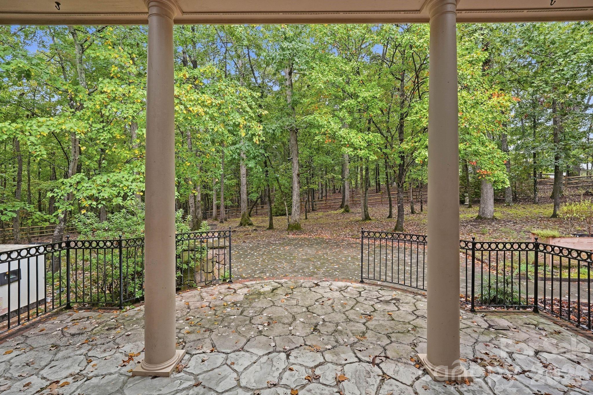 935 Woods Loop Property Photo 9