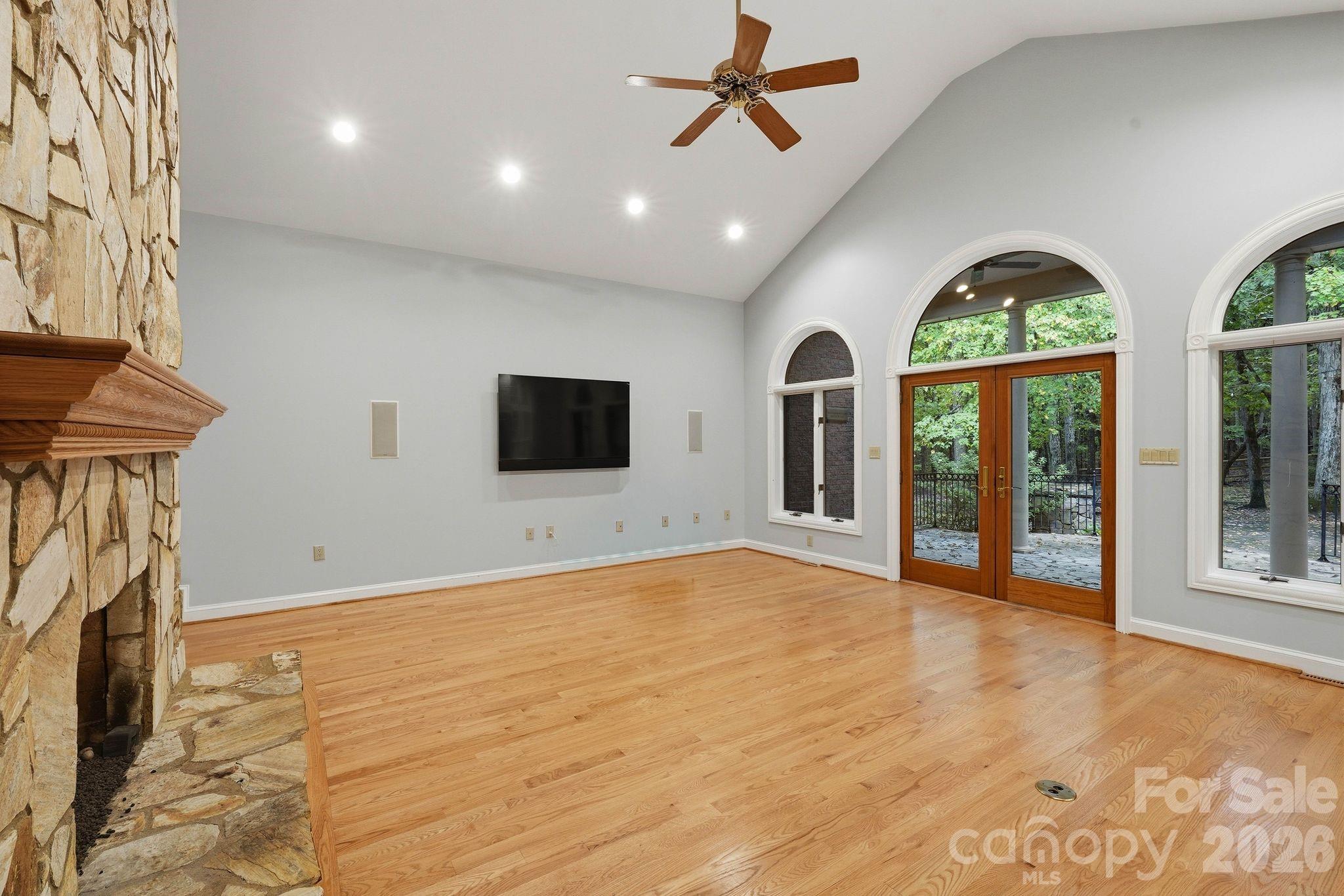 935 Woods Loop Property Photo 24