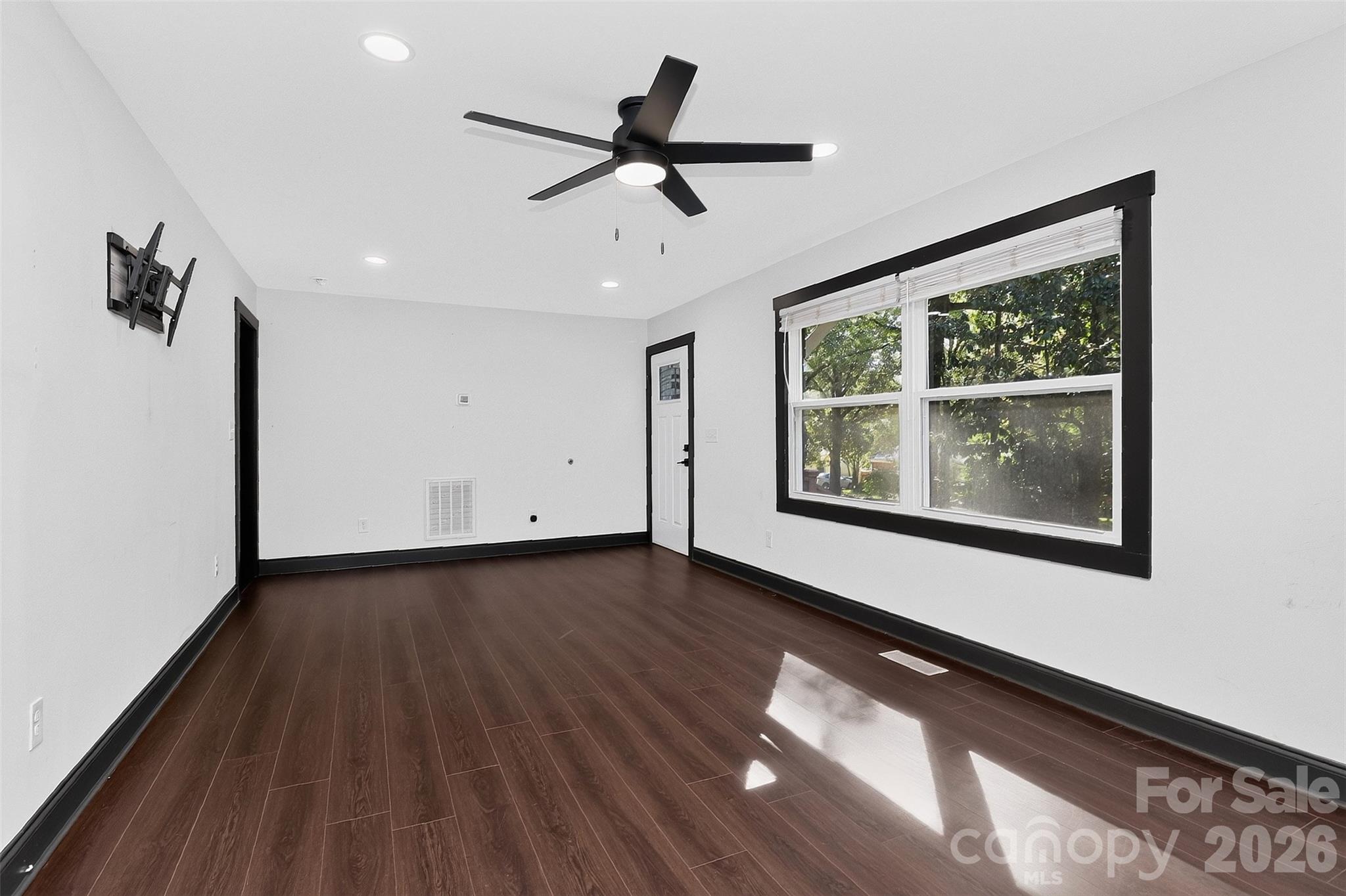 2736 Royston Road Property Photo 9