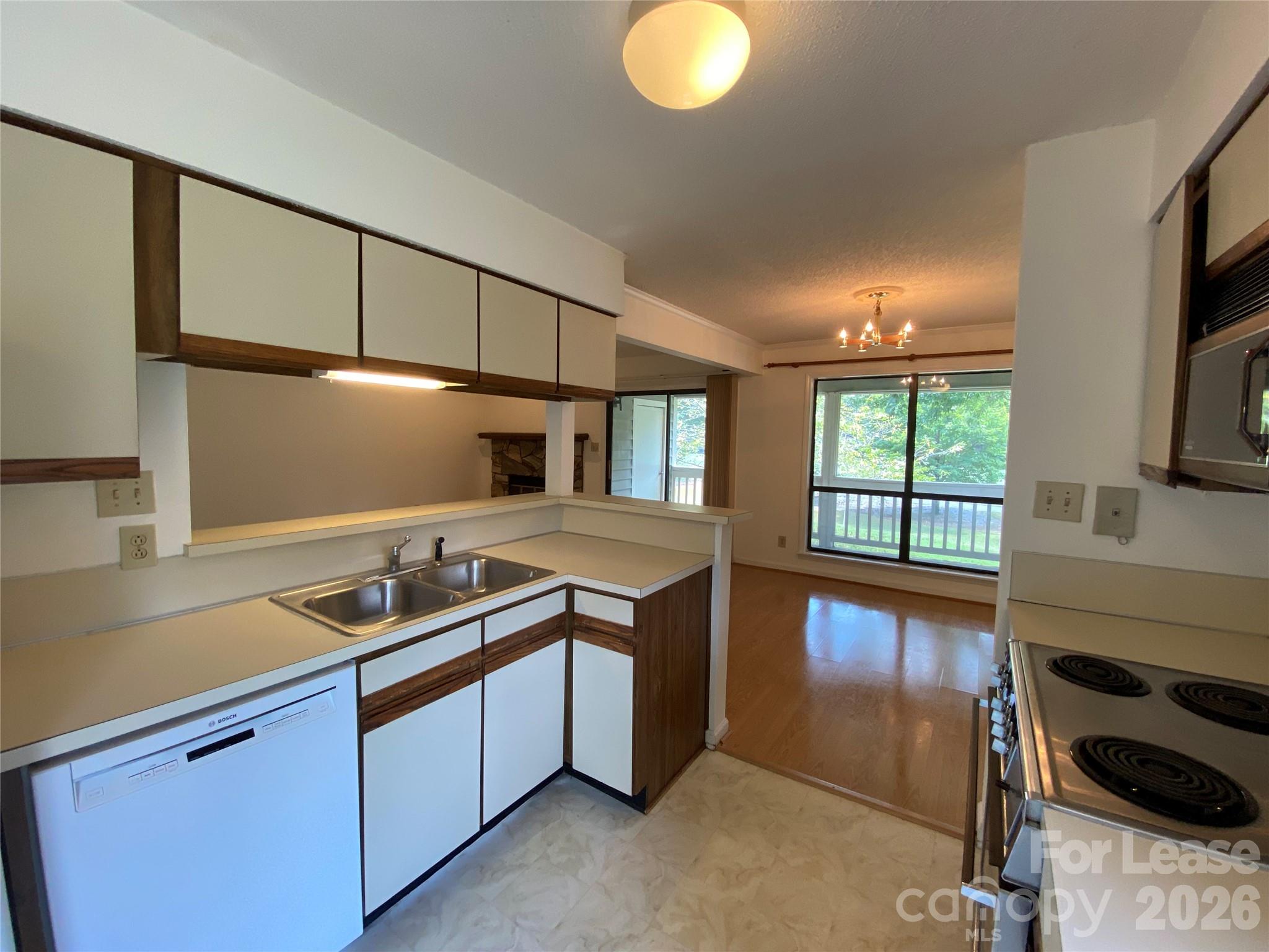 7962 Greenside Court Property Photo 13