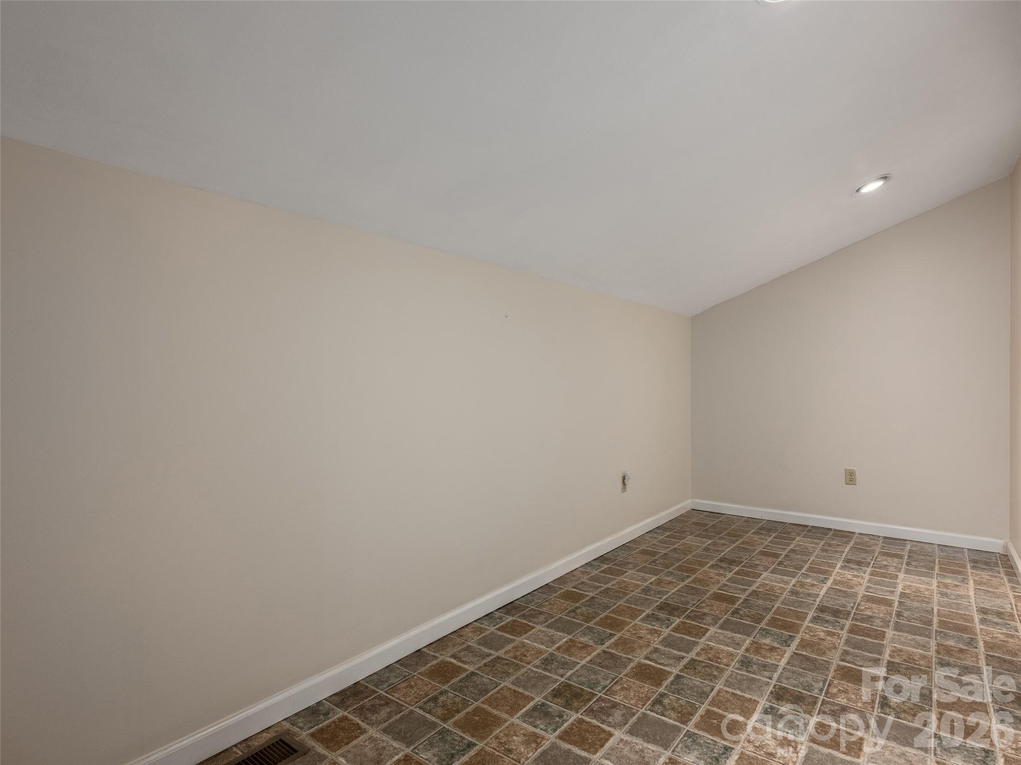 623 Owensby Road Property Photo 35