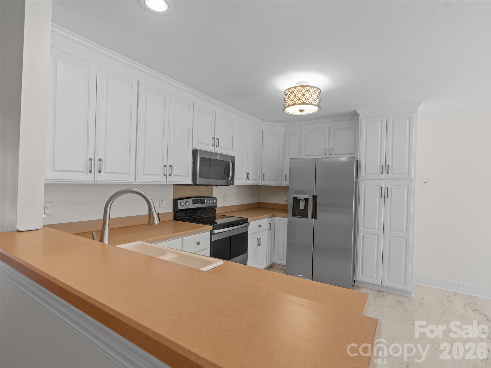 1011 Overhill Road Property Photo 5