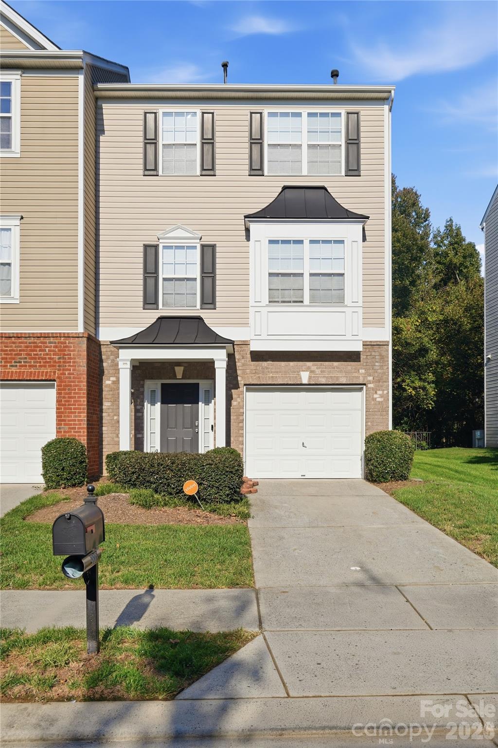 9808 Walkers Glen Drive Property Photo 3