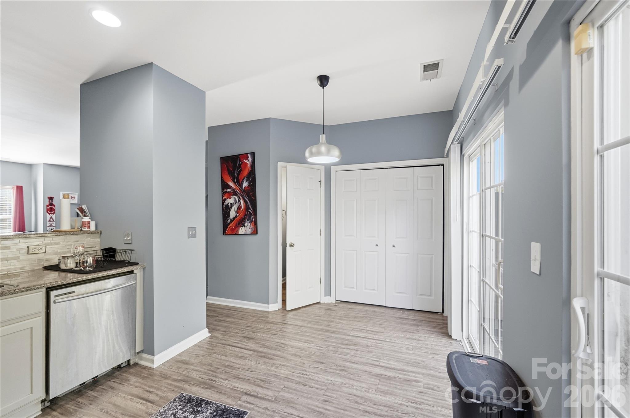 9808 Walkers Glen Drive Property Photo 7
