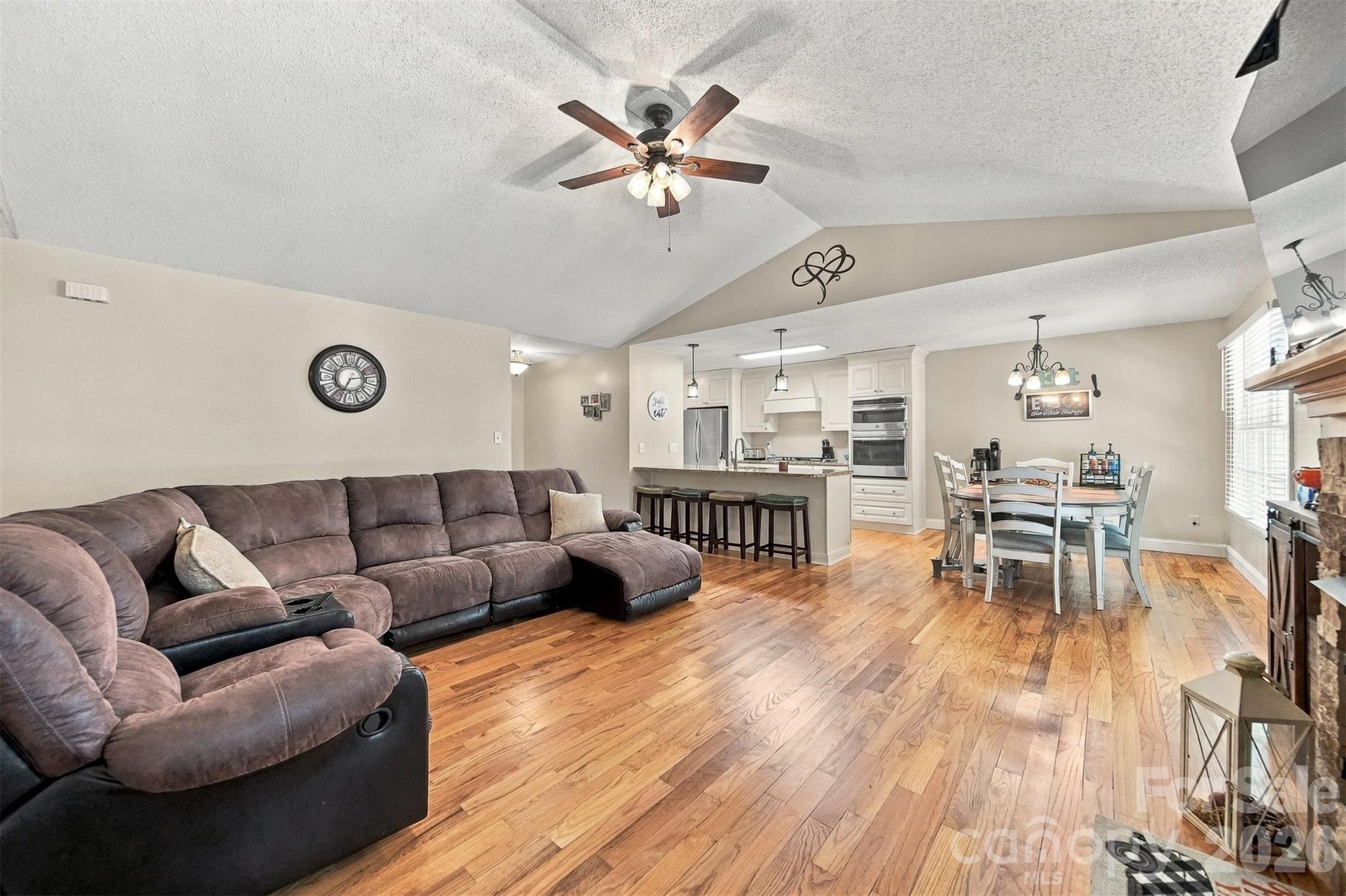 1636 Wellington Avenue Property Photo 4