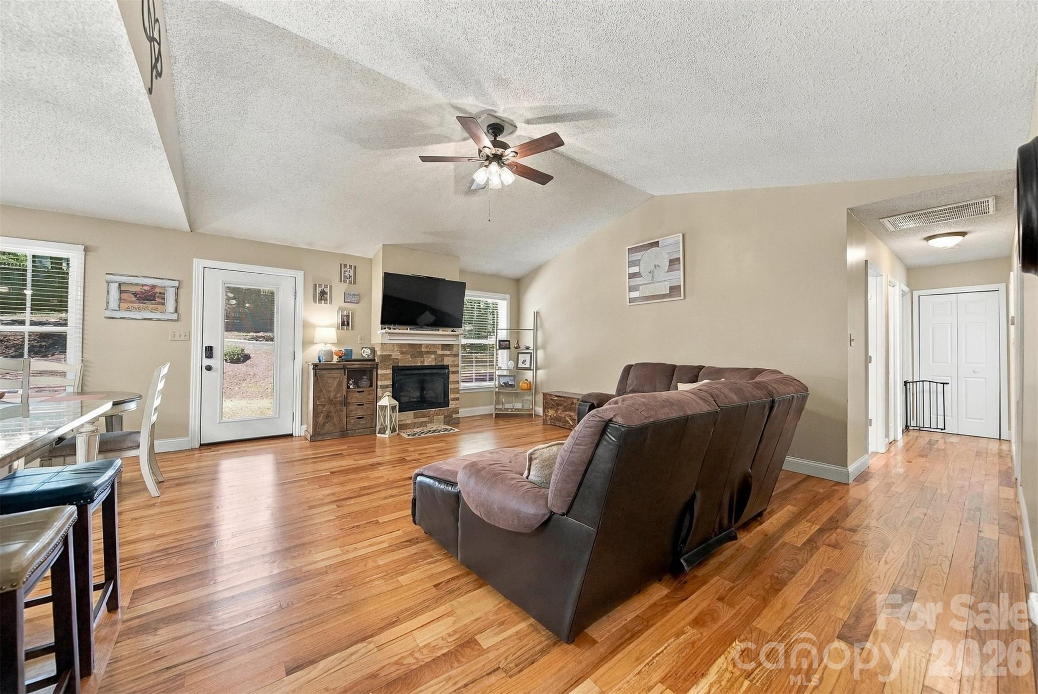 1636 Wellington Avenue Property Photo 5