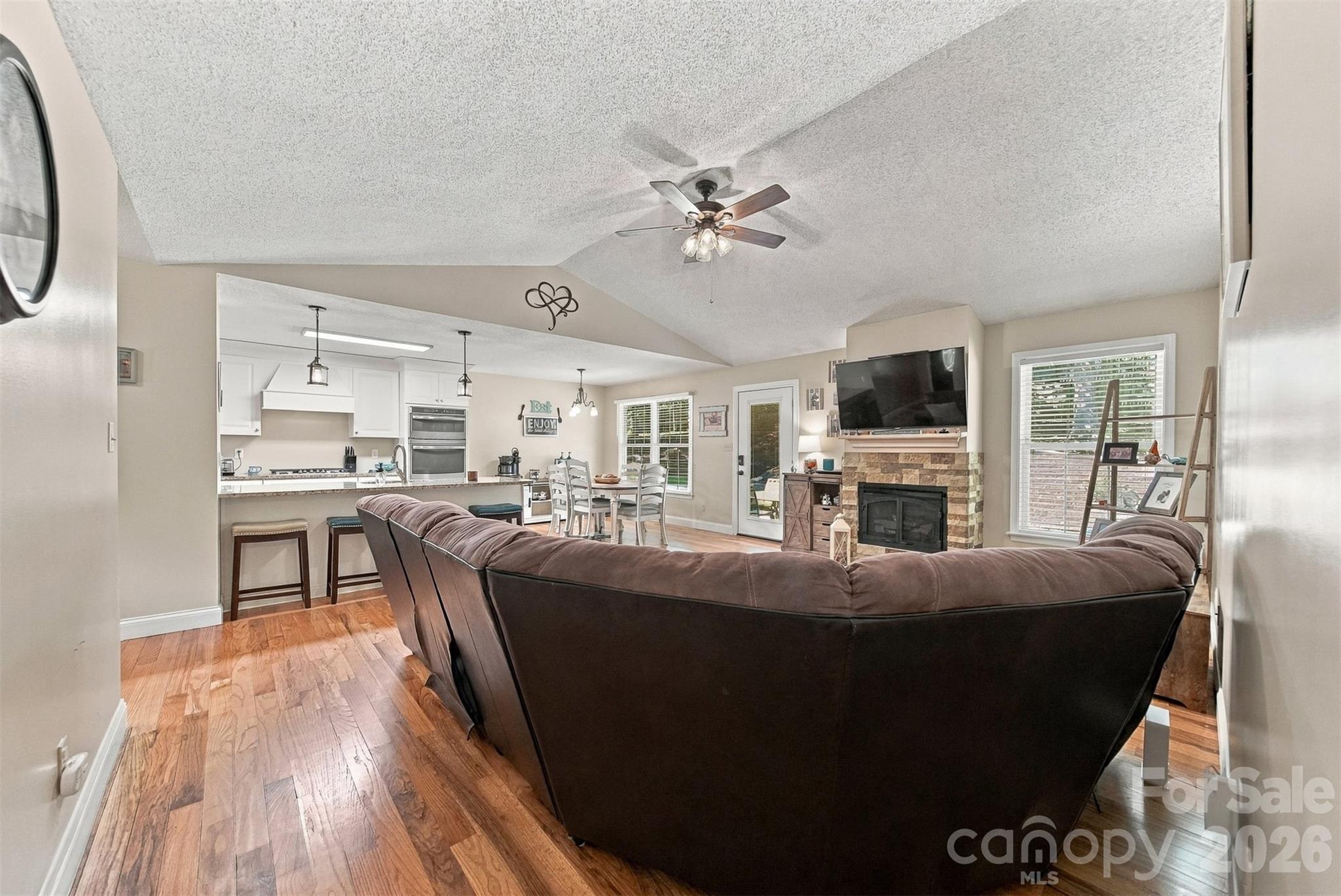 1636 Wellington Avenue Property Photo 6