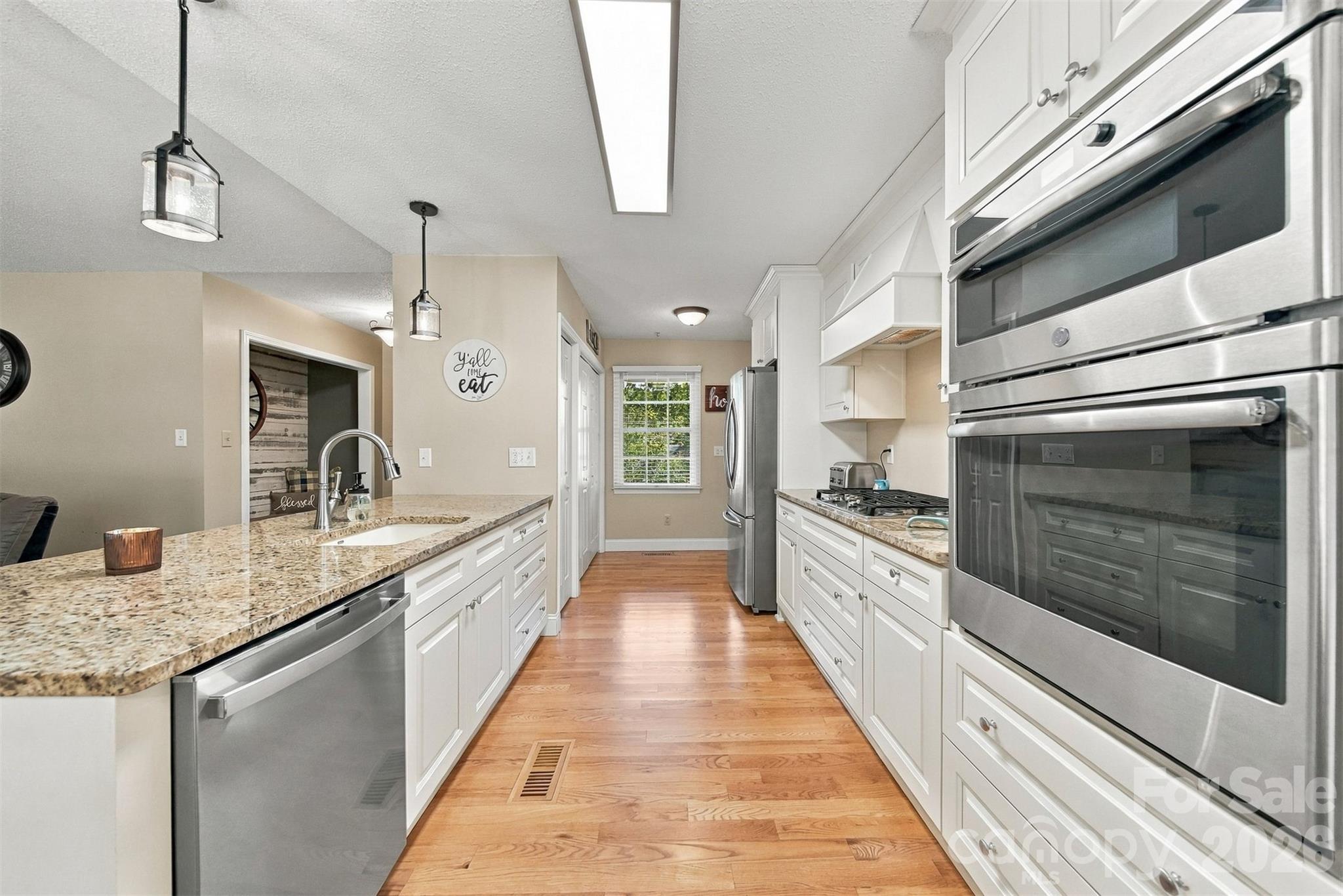1636 Wellington Avenue Property Photo 9