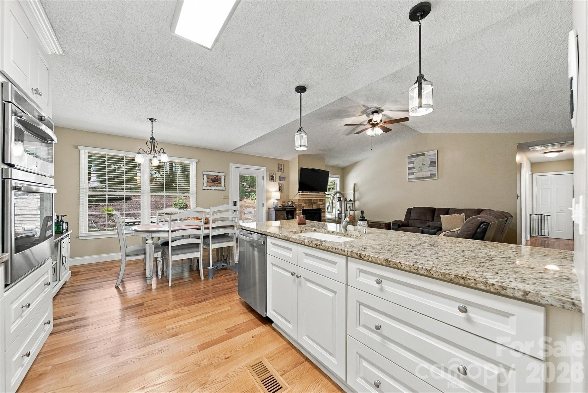 1636 Wellington Avenue Property Photo 11
