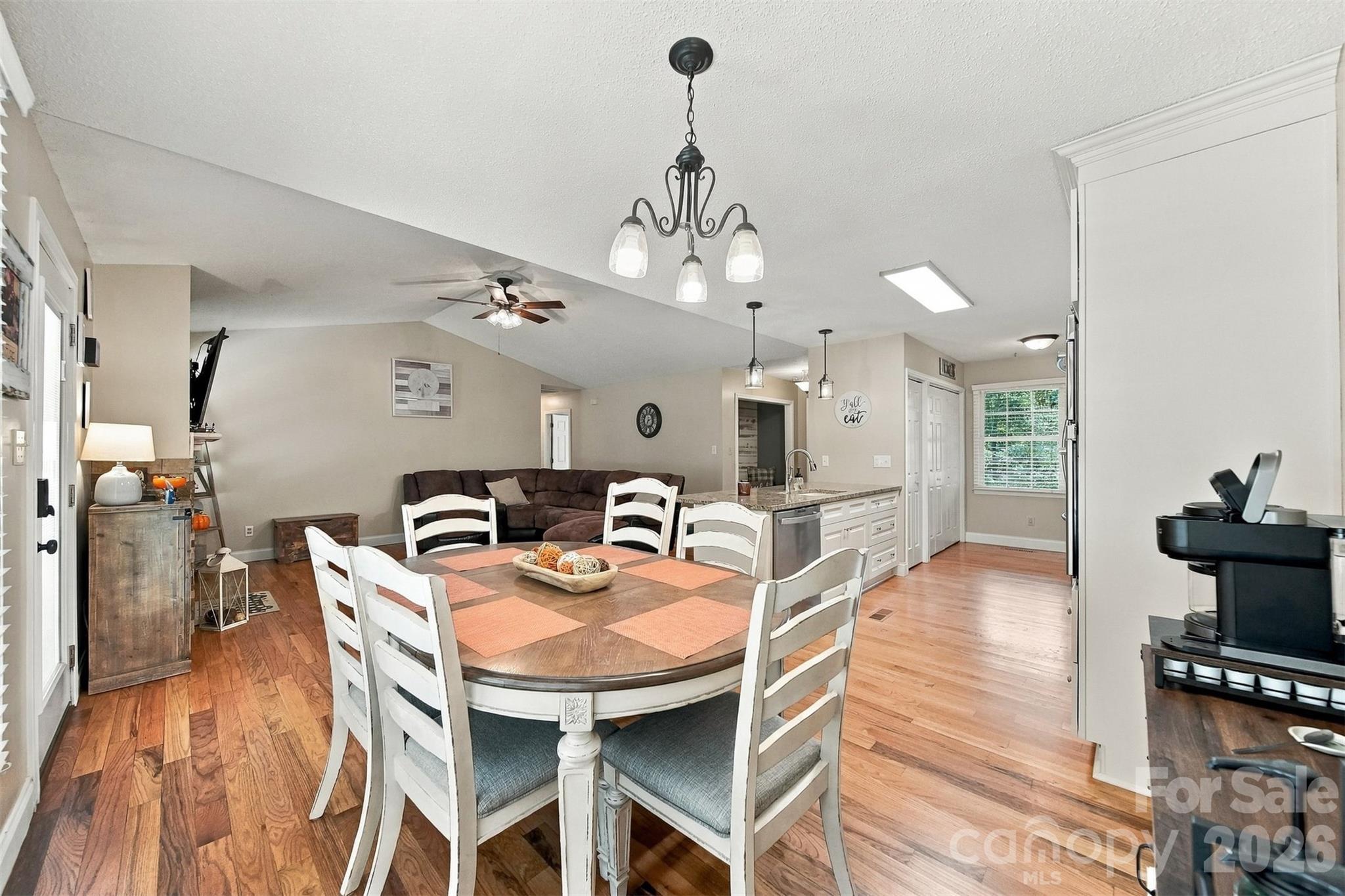 1636 Wellington Avenue Property Photo 12