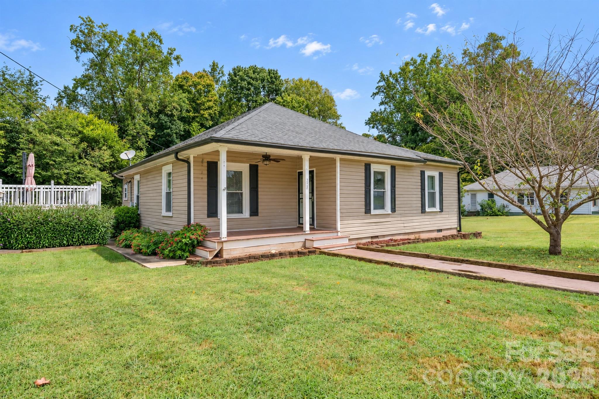 228 Hazeleen Avenue Property Photo 1