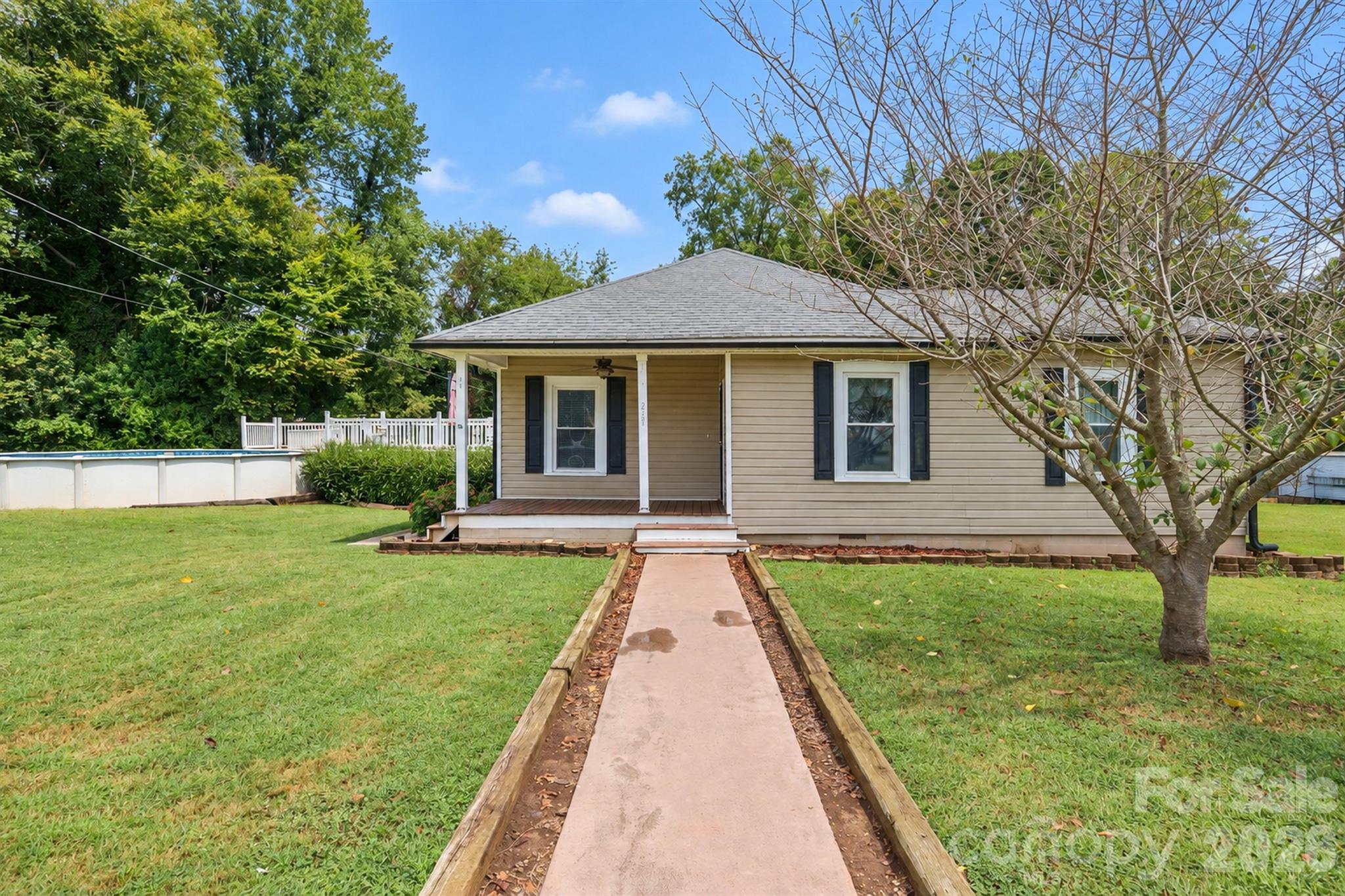 228 Hazeleen Avenue Property Photo 3