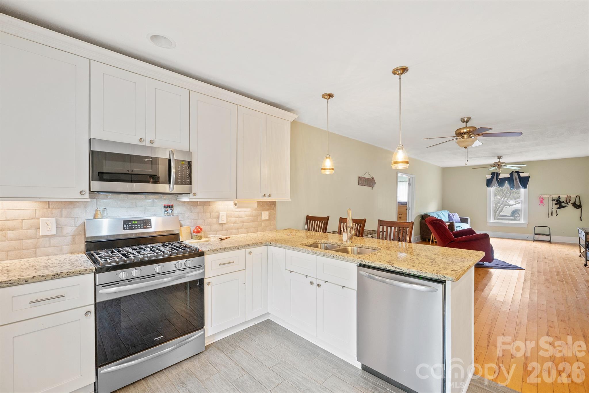 228 Hazeleen Avenue Property Photo 6
