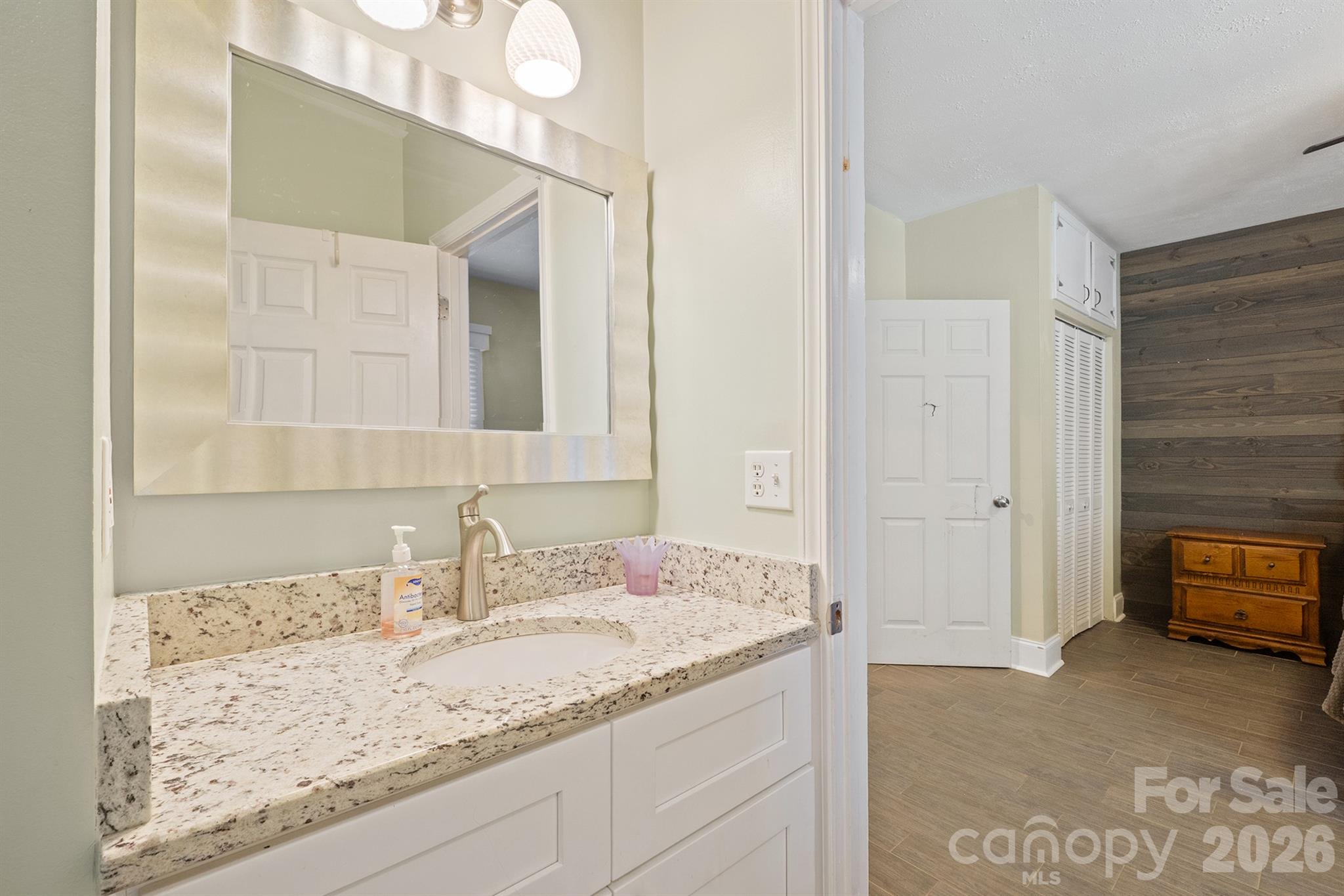 228 Hazeleen Avenue Property Photo 14