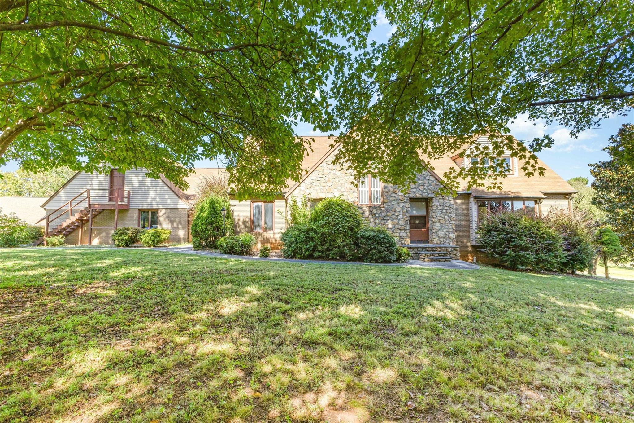 475 Baymount Drive Property Photo 4