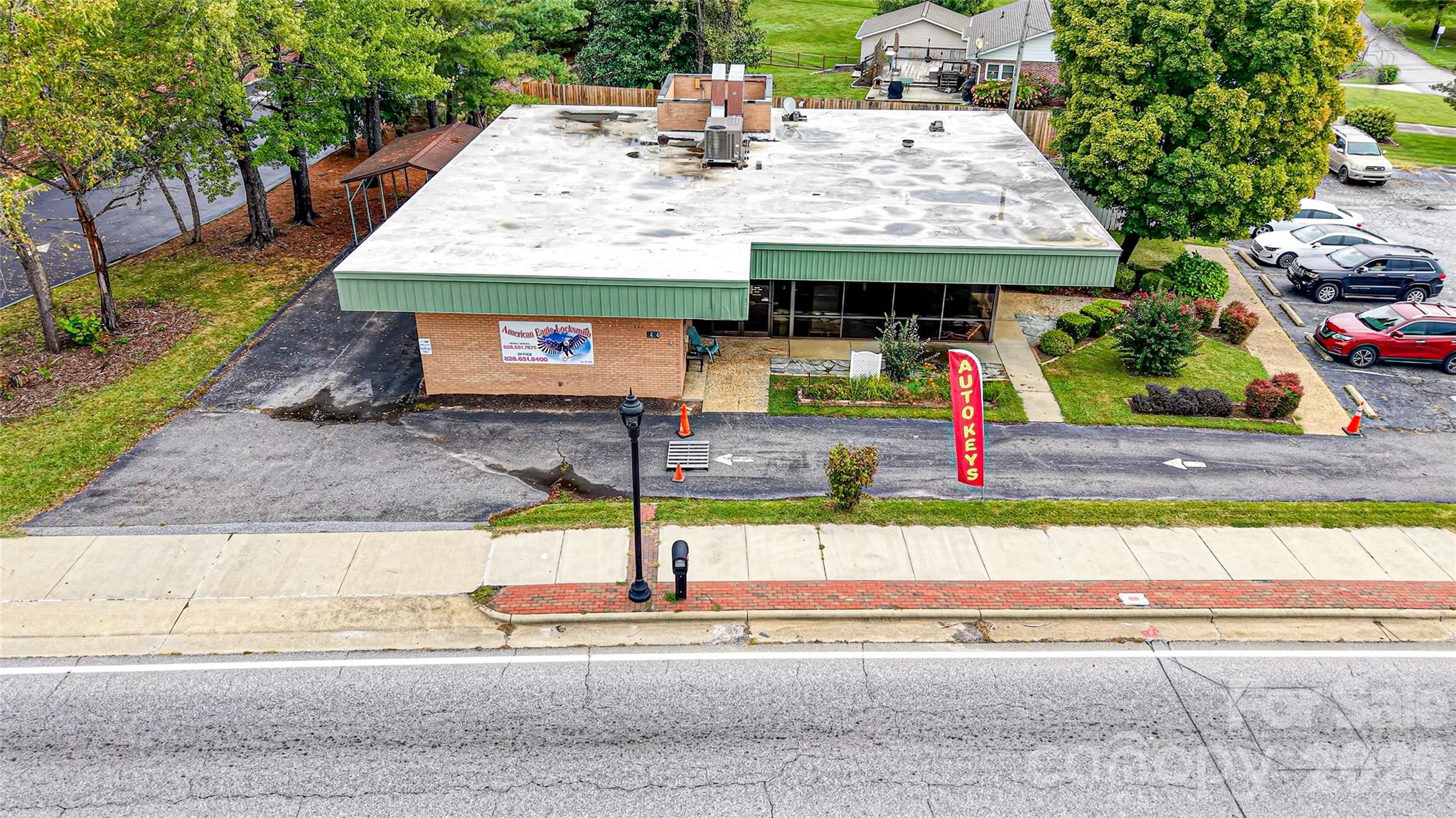 3484 Hendersonville Road Property Photo 4