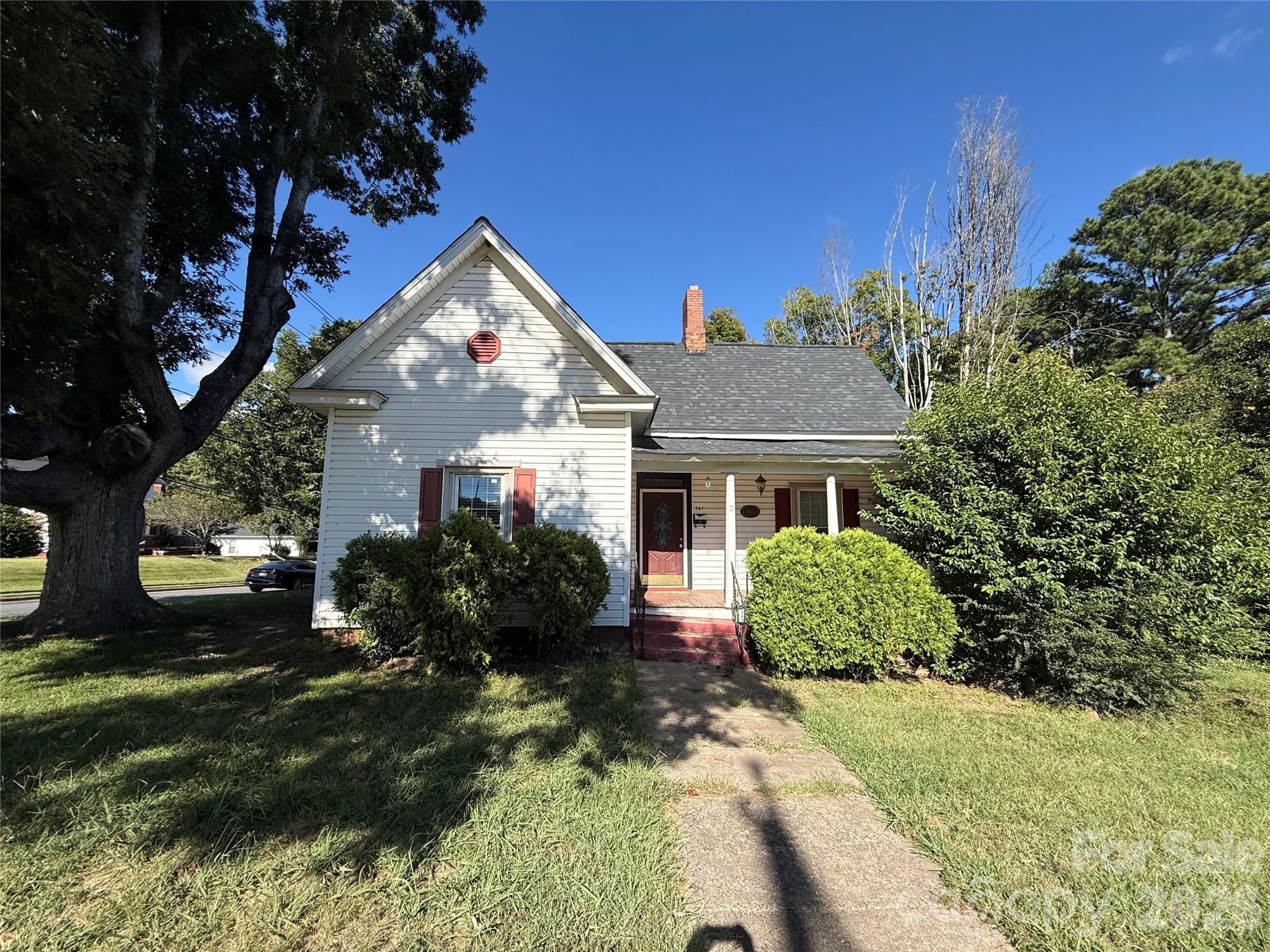 261 W Iredell Avenue Property Photo 1