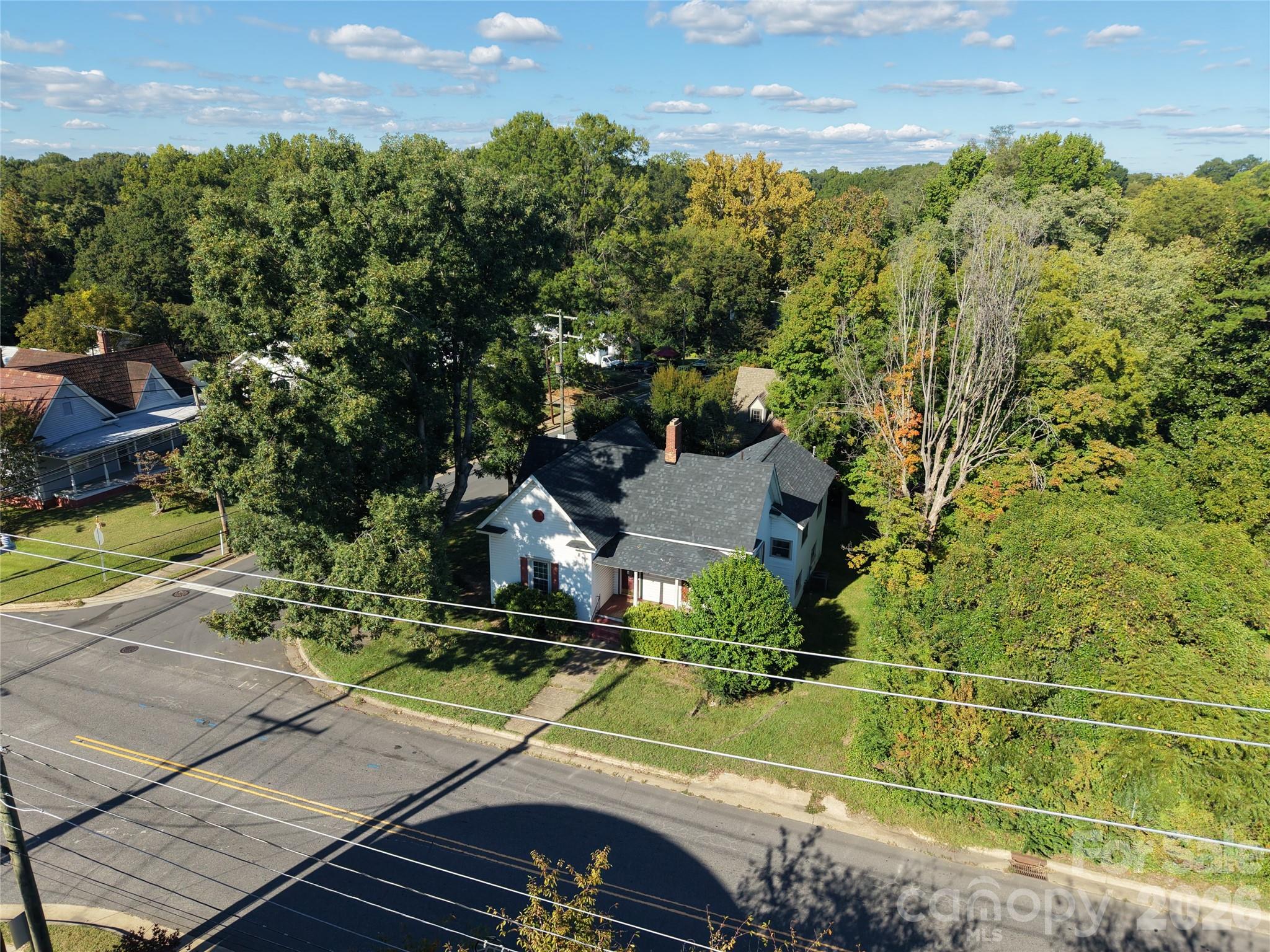 261 W Iredell Avenue Property Photo 2