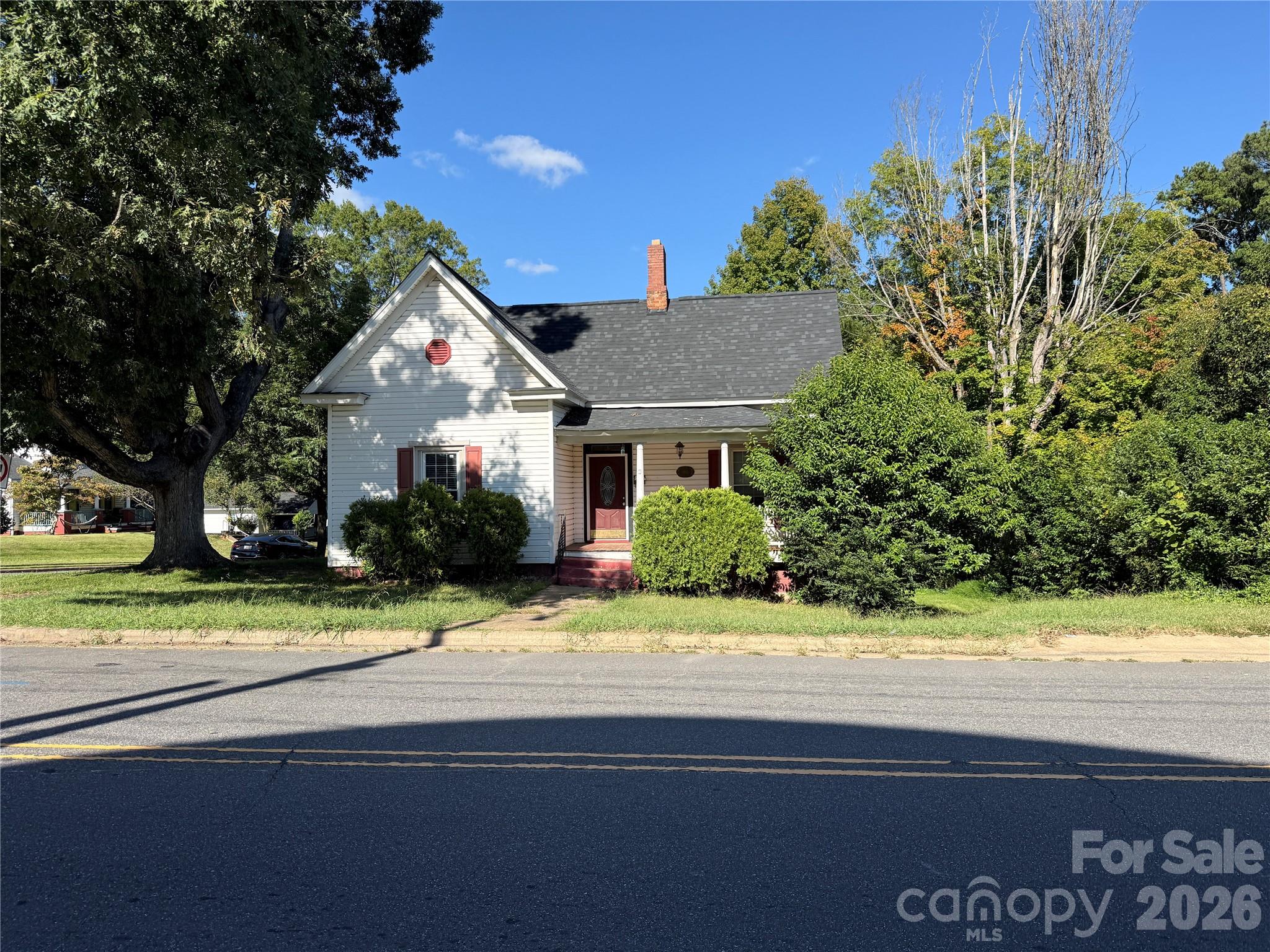 261 W Iredell Avenue Property Photo 3