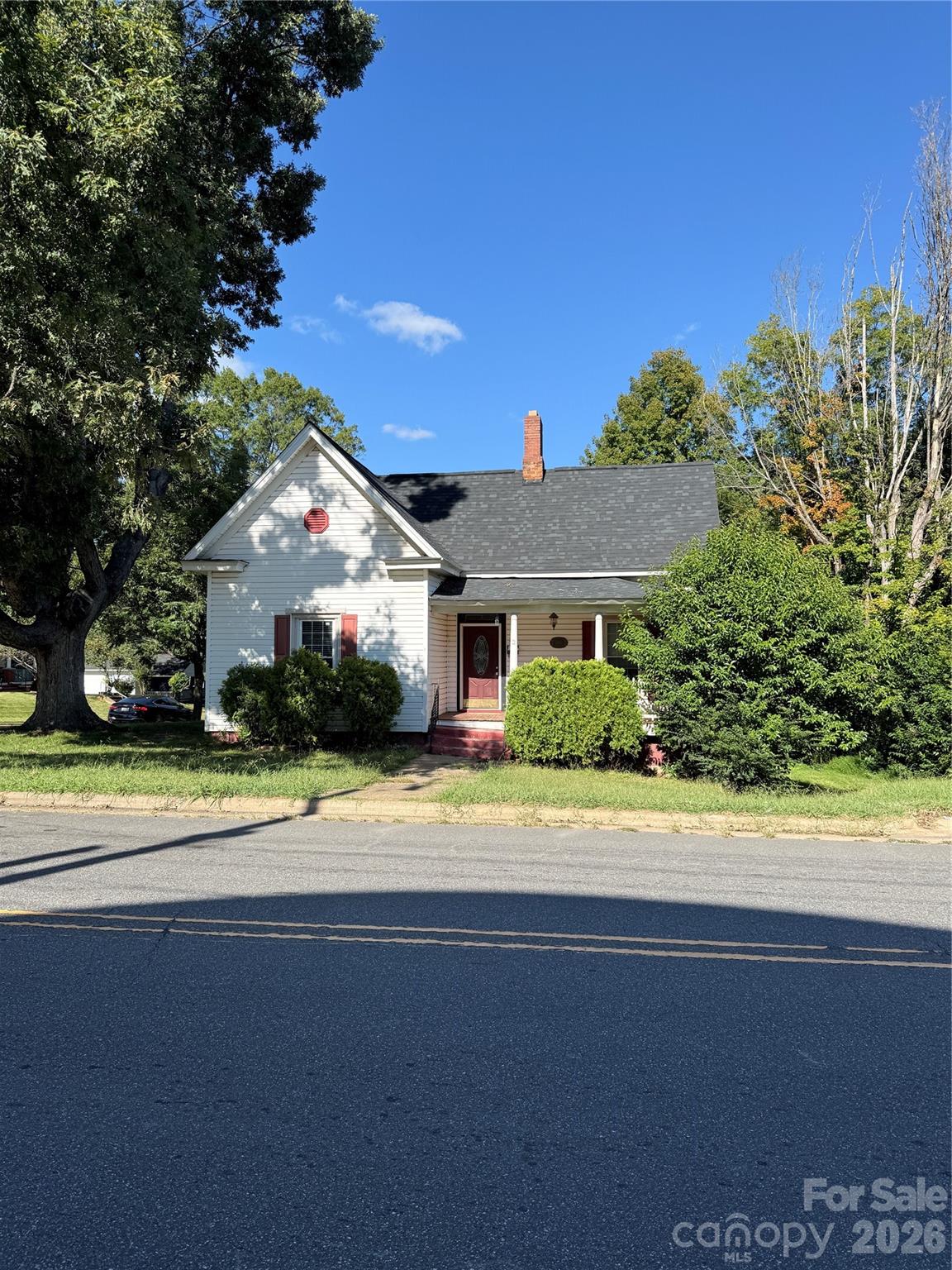 261 W Iredell Avenue Property Photo 4
