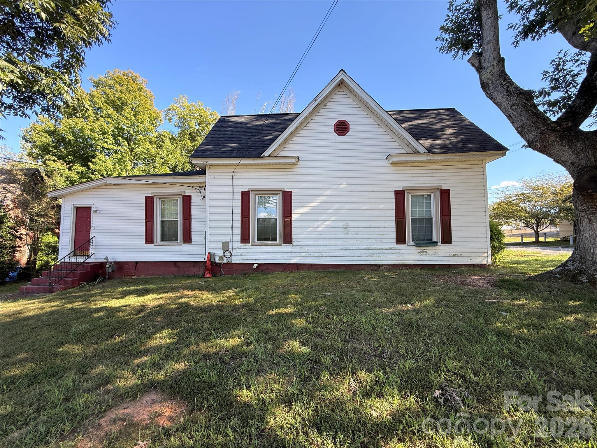 261 W Iredell Avenue Property Photo 8