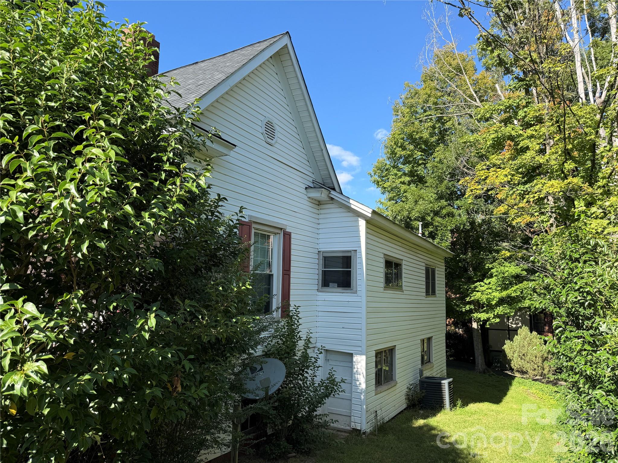261 W Iredell Avenue Property Photo 9