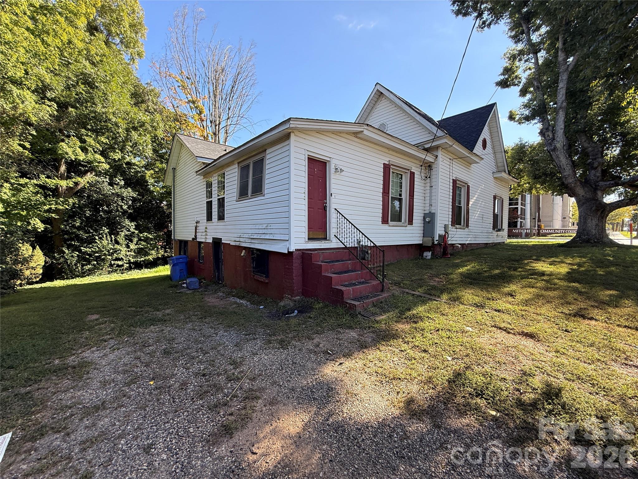261 W Iredell Avenue Property Photo 12